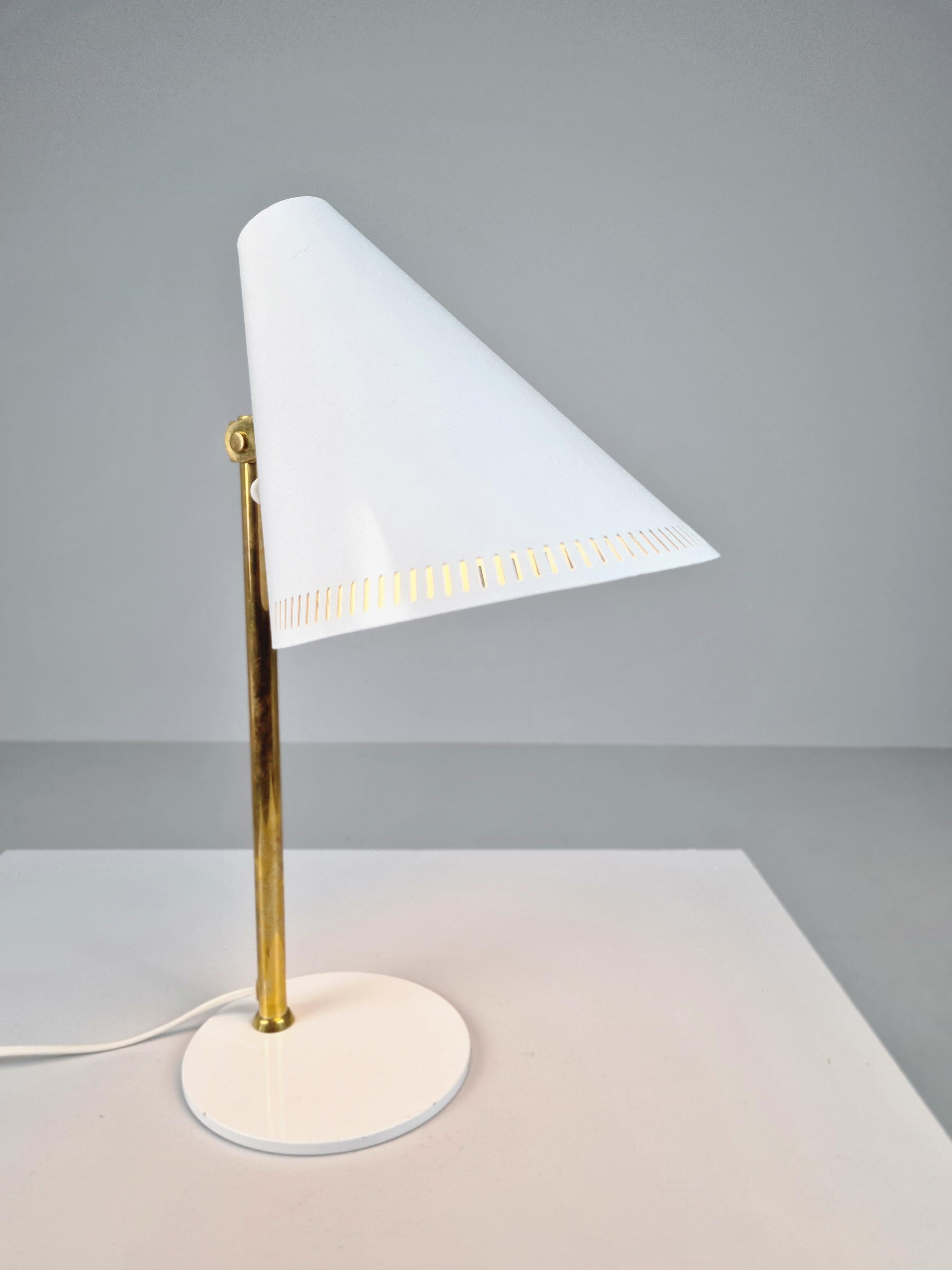Tischlampe Modell H5-7 von Paavo Tynell in Weiß und Messing, Idman 1960er Jahre (Mitte des 20. Jahrhunderts) im Angebot