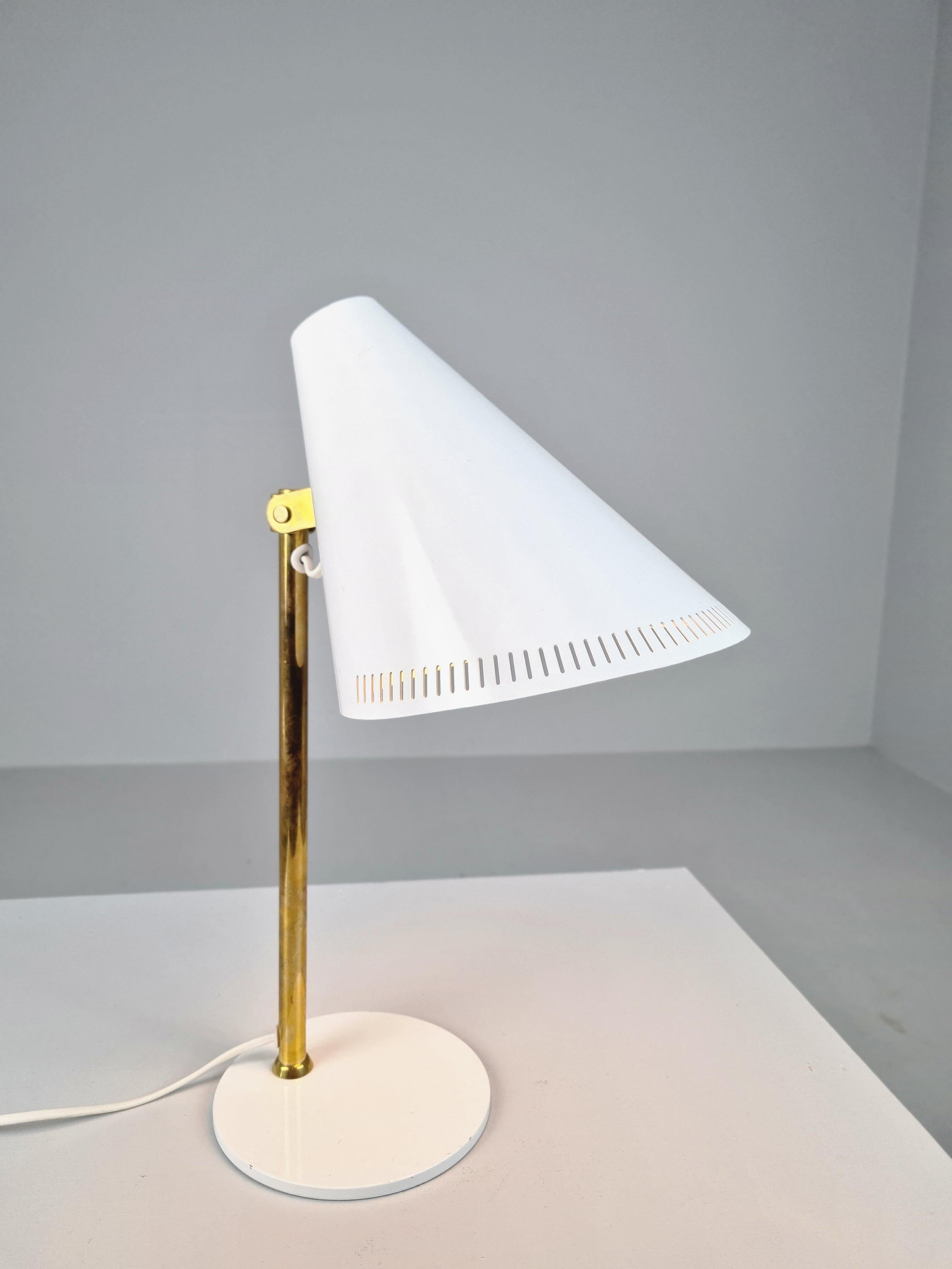 Tischlampe Modell H5-7 von Paavo Tynell in Weiß und Messing, Idman 1960er Jahre (Metall) im Angebot