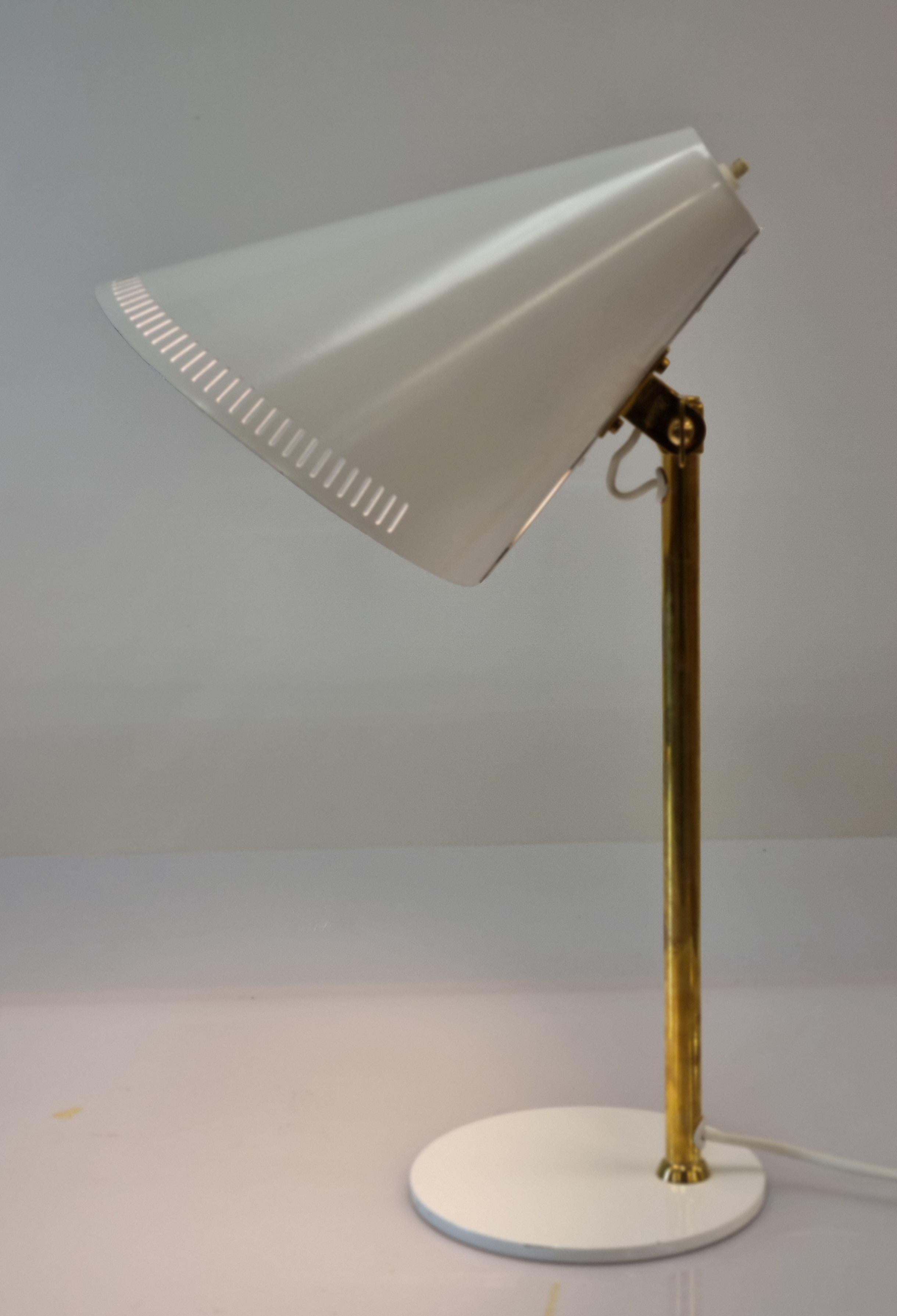 This table lamp model H5-7 by Paavo Tynell is a time lasting and practical model starting from materials. In this model firm brass stem supports aluminum cone shade. The shade is matt white and is adjustable for your needs. The light switch is on