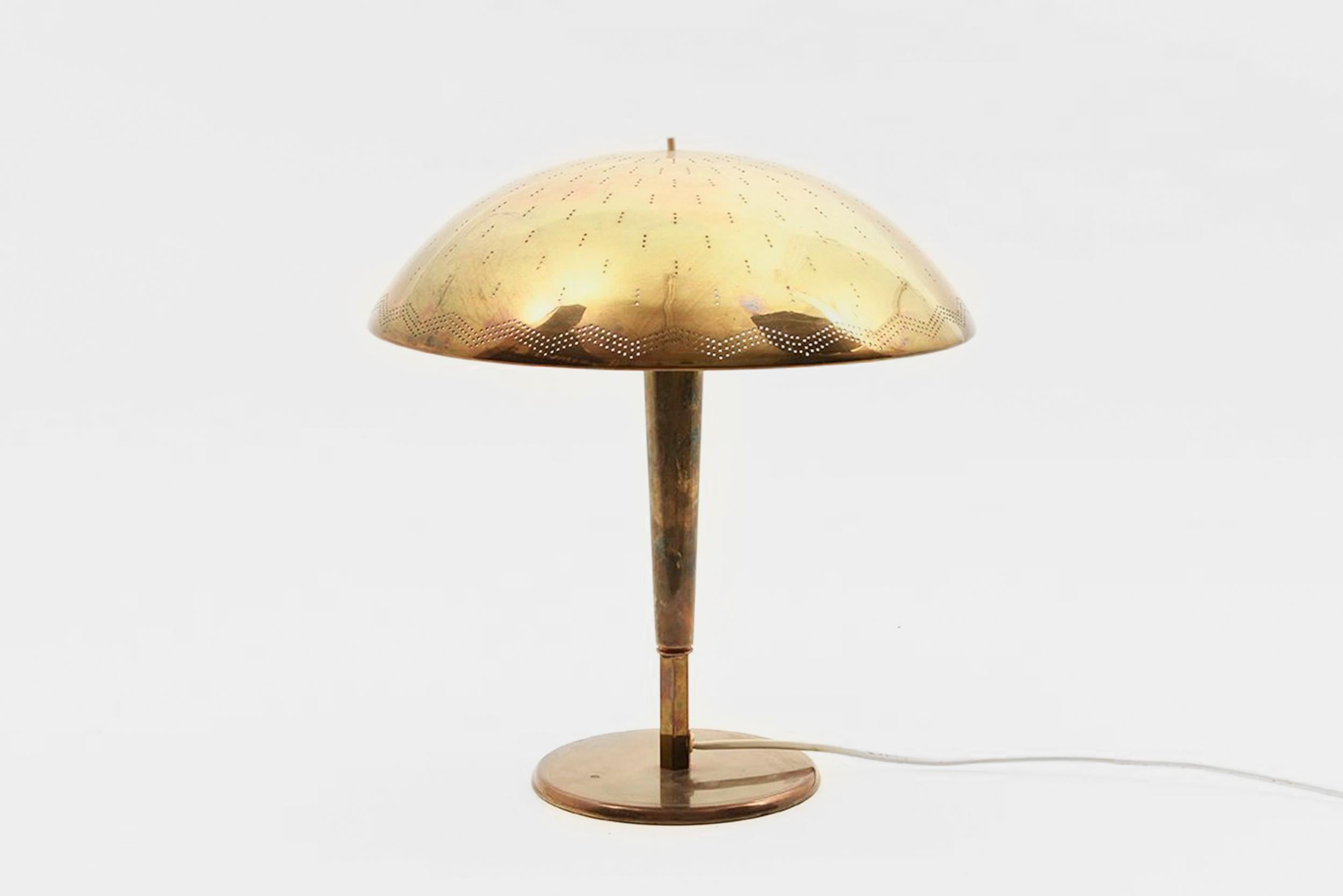 Paavo Tynell
Table lamp model “Umbrella”
Manufactured by Taito Oy
Finland, 1940
Brass
From the archives of Side Gallery, Barcelona 

Measurements
32 cm x 41 H cm
12.5 in x 16 H in

Bio
Paavo Tynell (1890-1973) was an industrial designer,