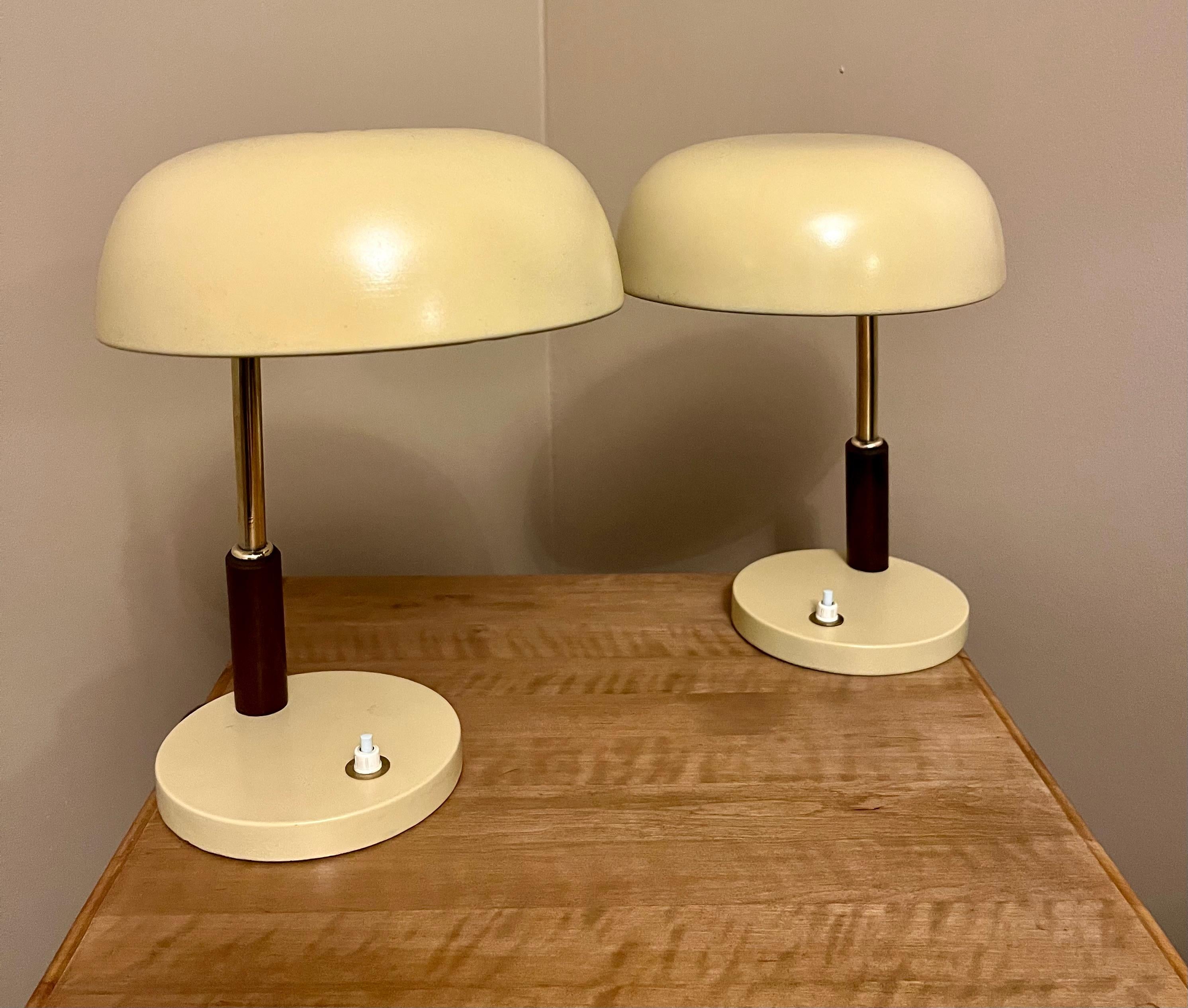 Paavo Design/One (1890-1973) était un concepteur d'éclairage finlandais dont les œuvres sont aujourd'hui très appréciées et recherchées par les collectionneurs. Il est l'un des fondateurs de la société Oy Taito Ab en 1918, qui devient rapidement un