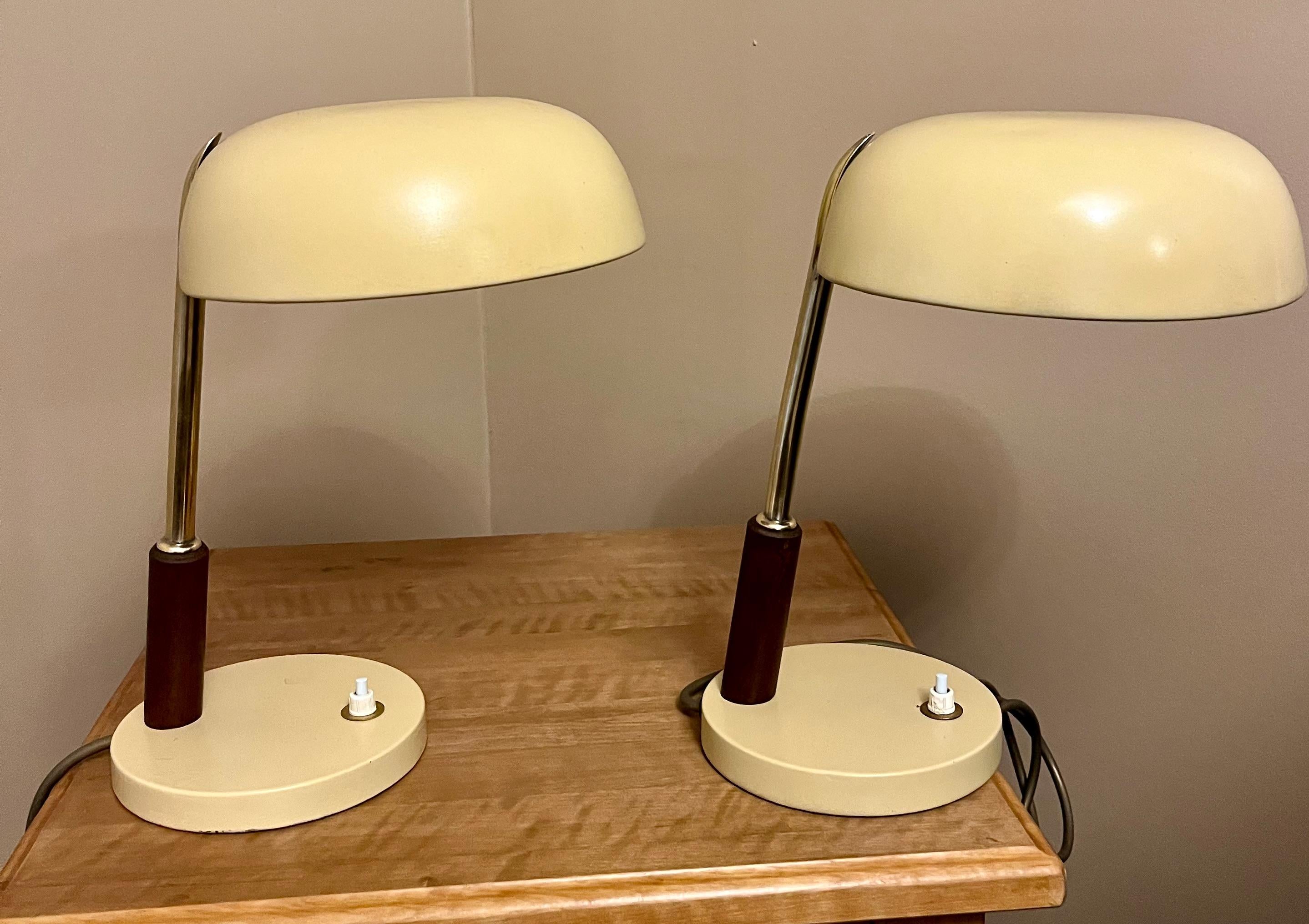 Scandinave moderne Paire de lampes de table Paavo Tynell, modèle 5313 (TAITO) en vente