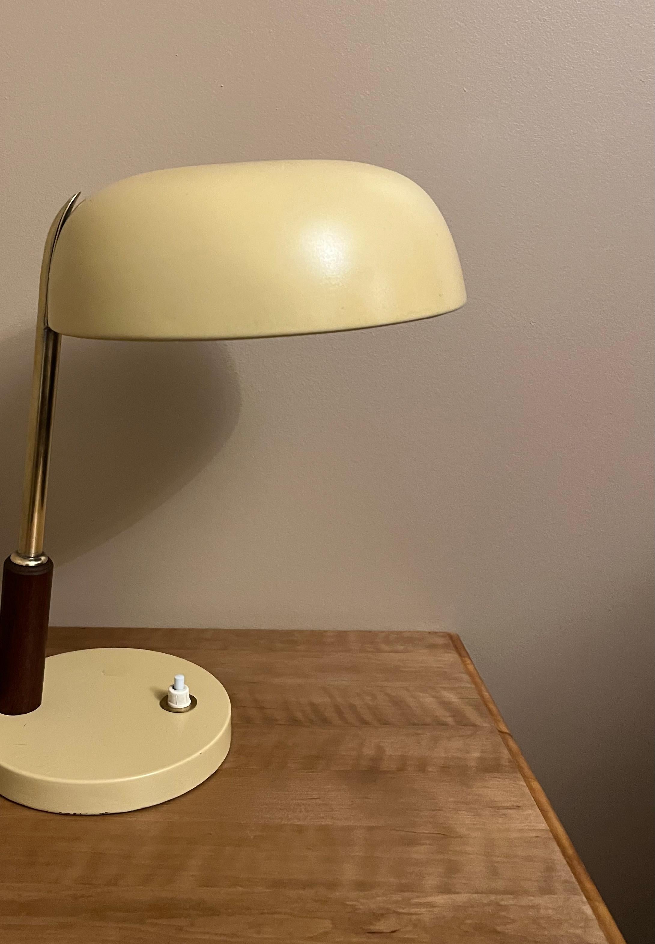 Milieu du XXe siècle Paire de lampes de table Paavo Tynell, modèle 5313 (TAITO) en vente
