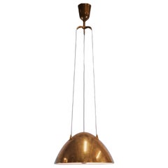 Pendentif "Trinity" de Paavo Tynell Modèle 1959, laiton martelé à la main, Taito années 1950