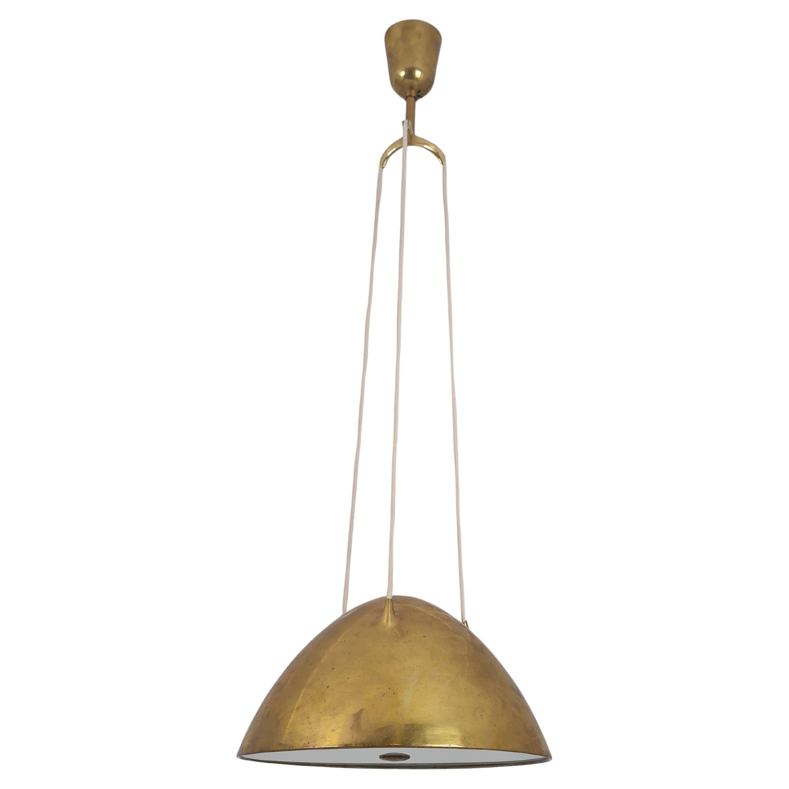 Pendentif "Trinity" de Paavo Tynell Modèle 1959, laiton martelé à la main, Taito années 1950
