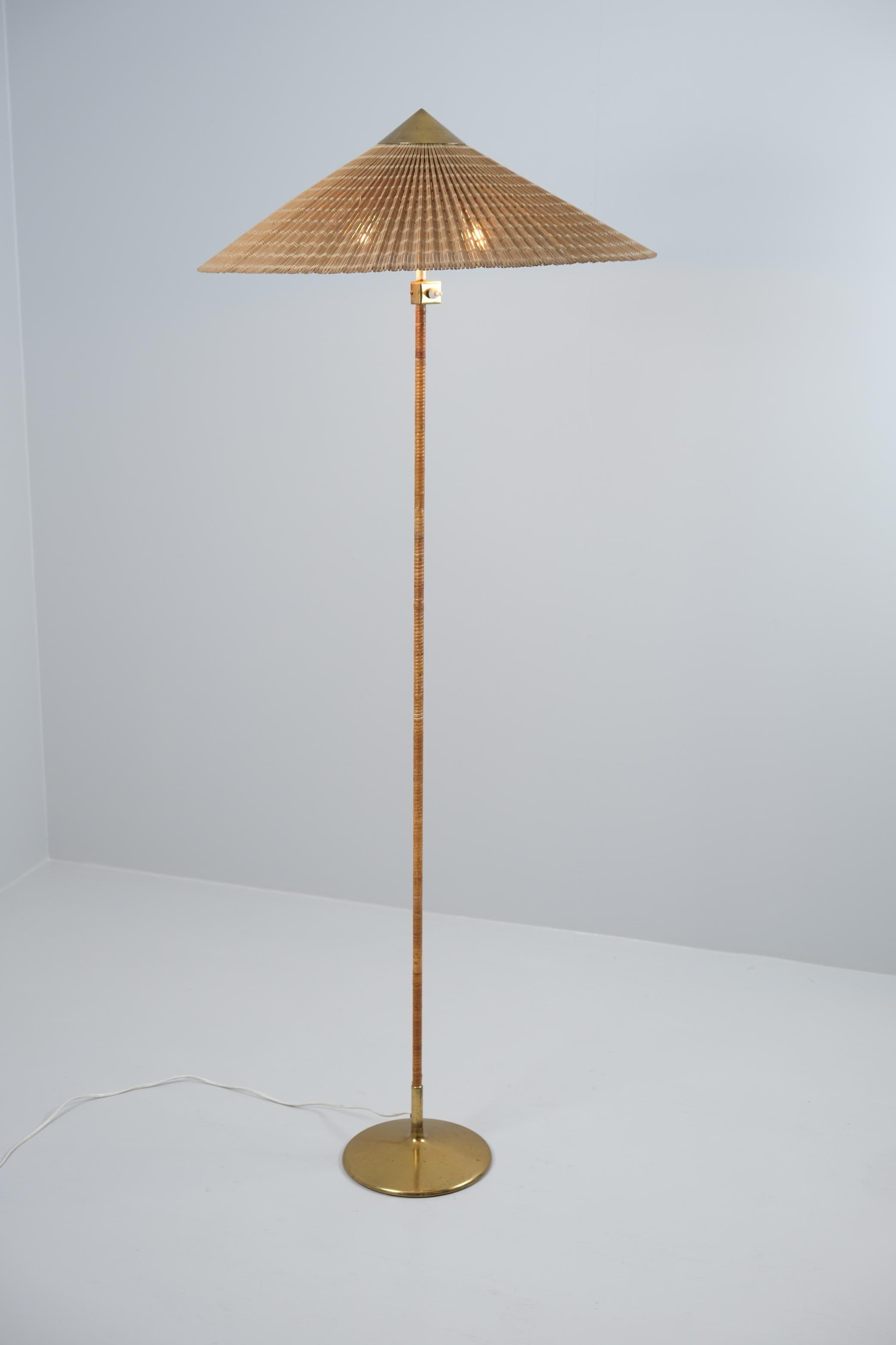 Un bello ejemplar de la emblemática lámpara de pie Paavo Tynell modelo 9602, también conocida como sombrero chino. Este ejemplar presenta el codiciado pie de 