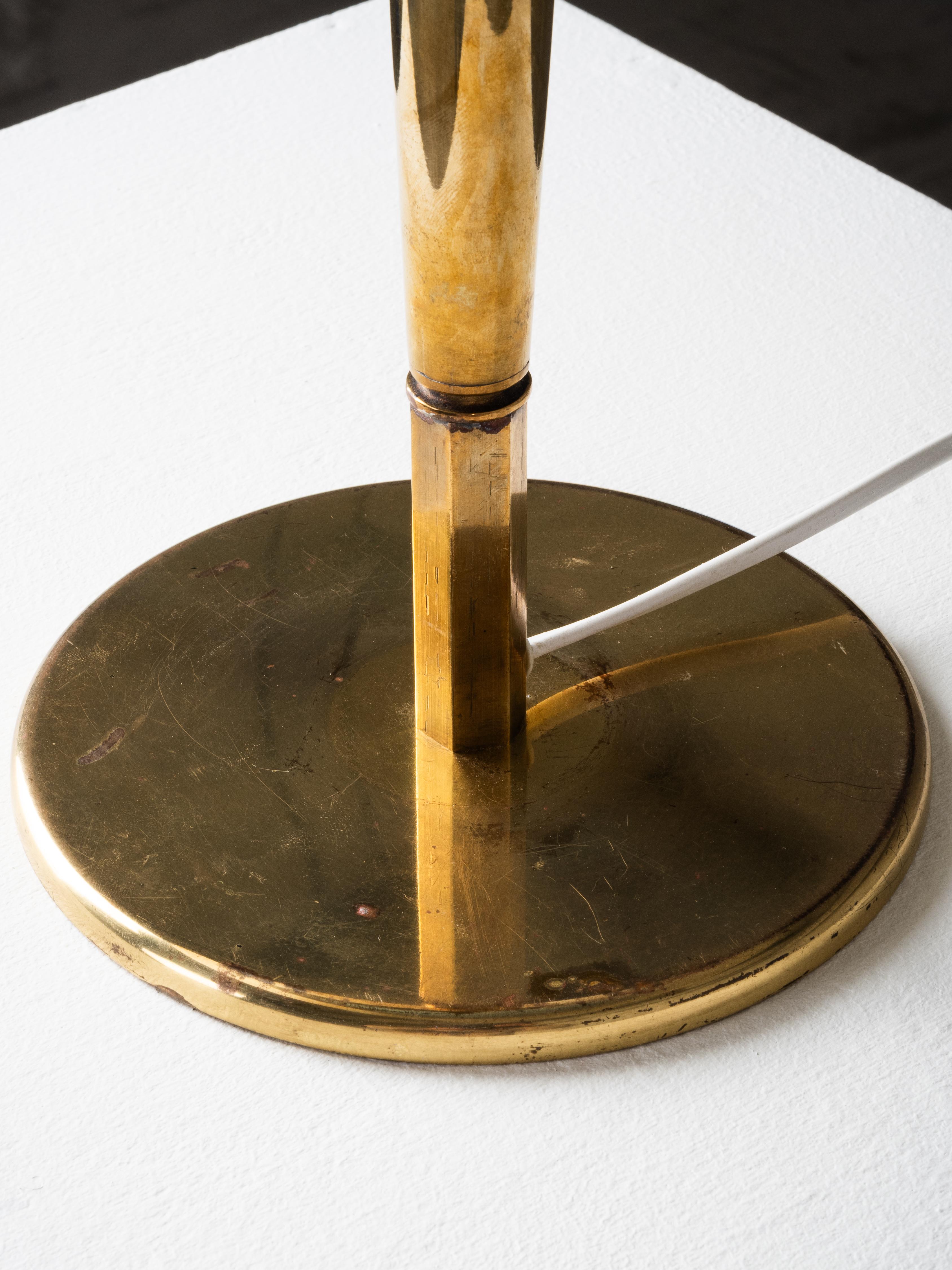 Paavo Tynell ‘Umbrella’ Table Lamp Model 5061 in Brass and Glass, Taito, 1950s en vente 3