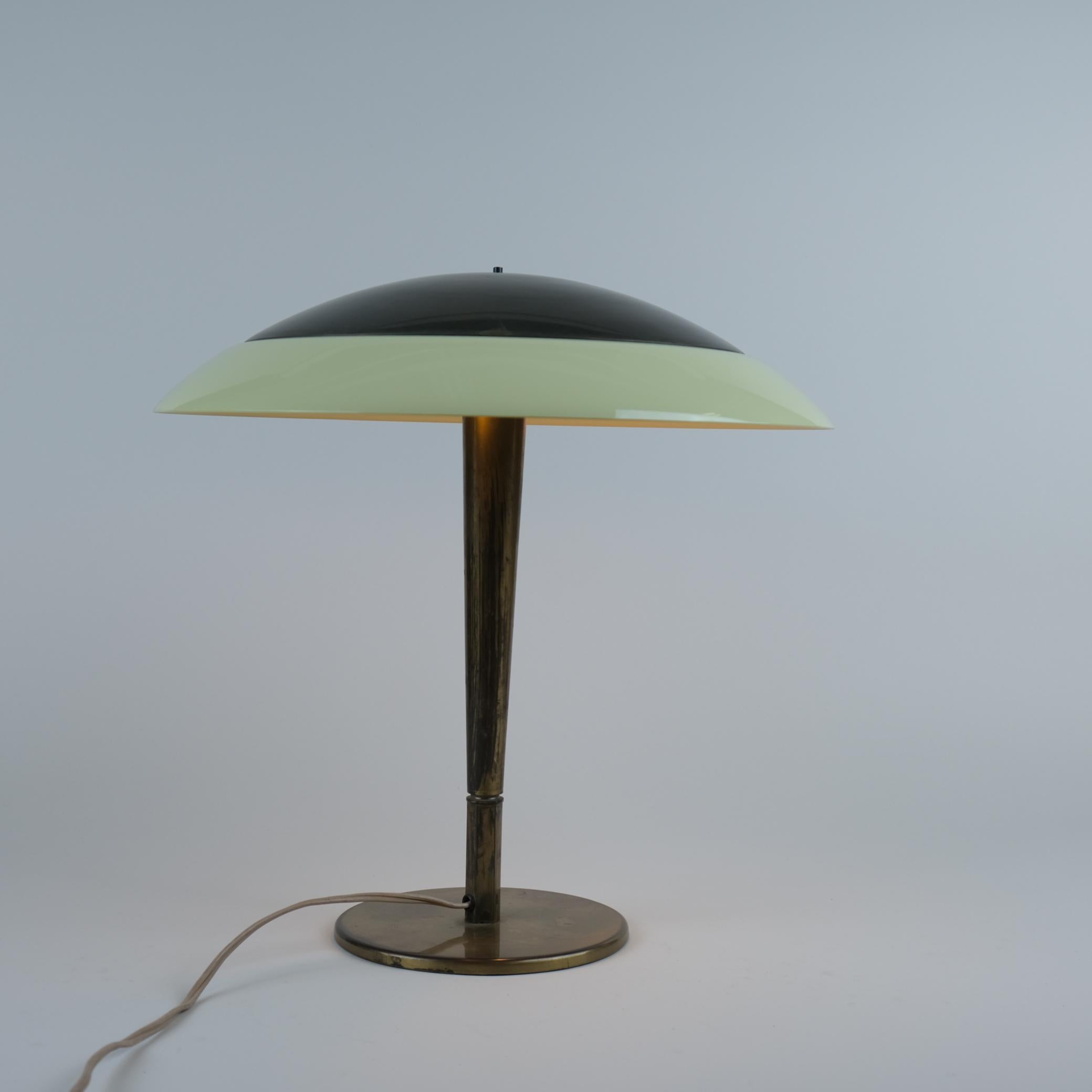Scandinave moderne Lampe à poser Umbrella modèle 5061 en laiton et verre, Paavo Tynell, Taito, années 1950 en vente