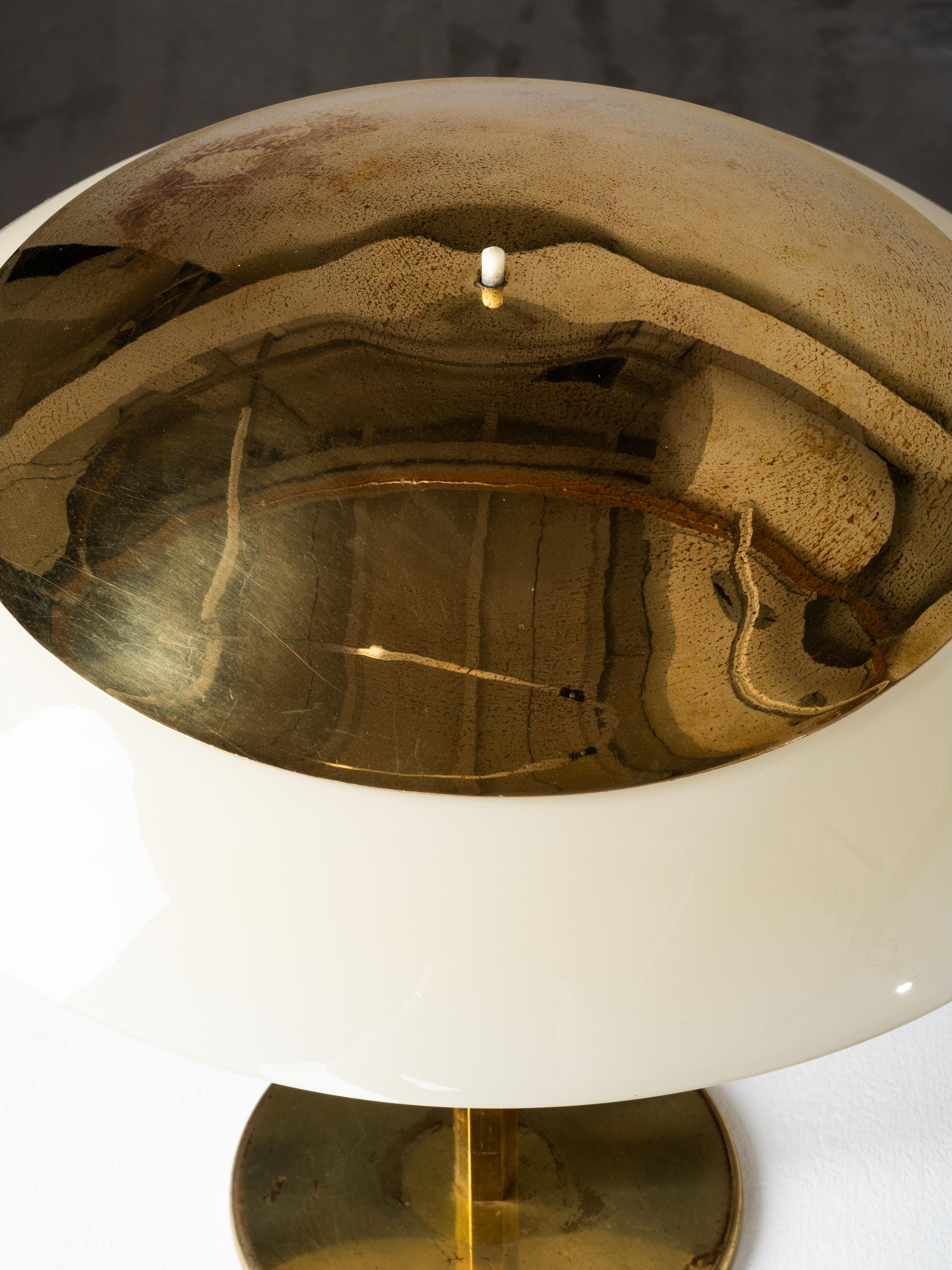 Paavo Tynell ‘Umbrella’ Table Lamp Model 5061 in Brass and Glass, Taito, 1950s en vente 4