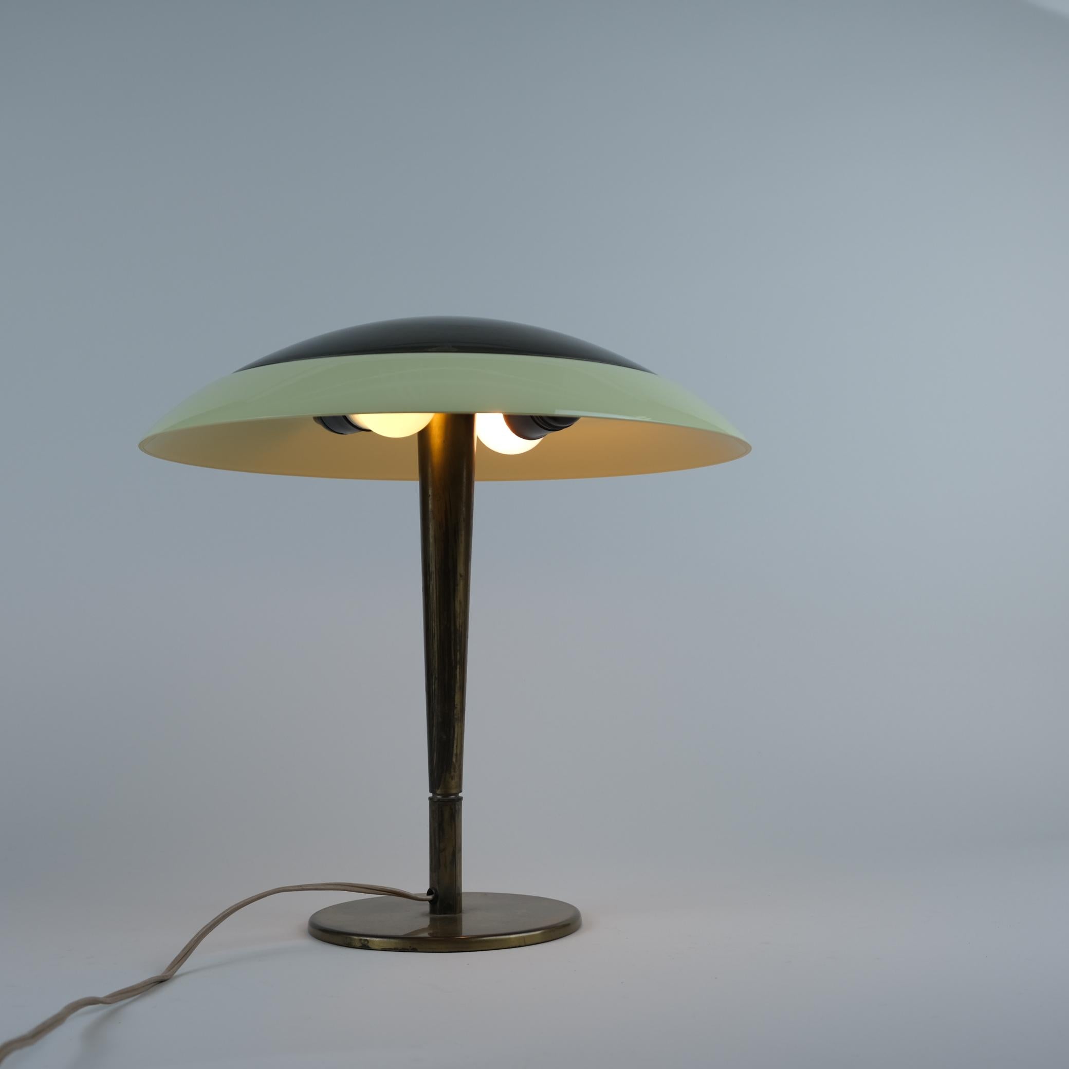 Finlandais Lampe à poser Umbrella modèle 5061 en laiton et verre, Paavo Tynell, Taito, années 1950 en vente