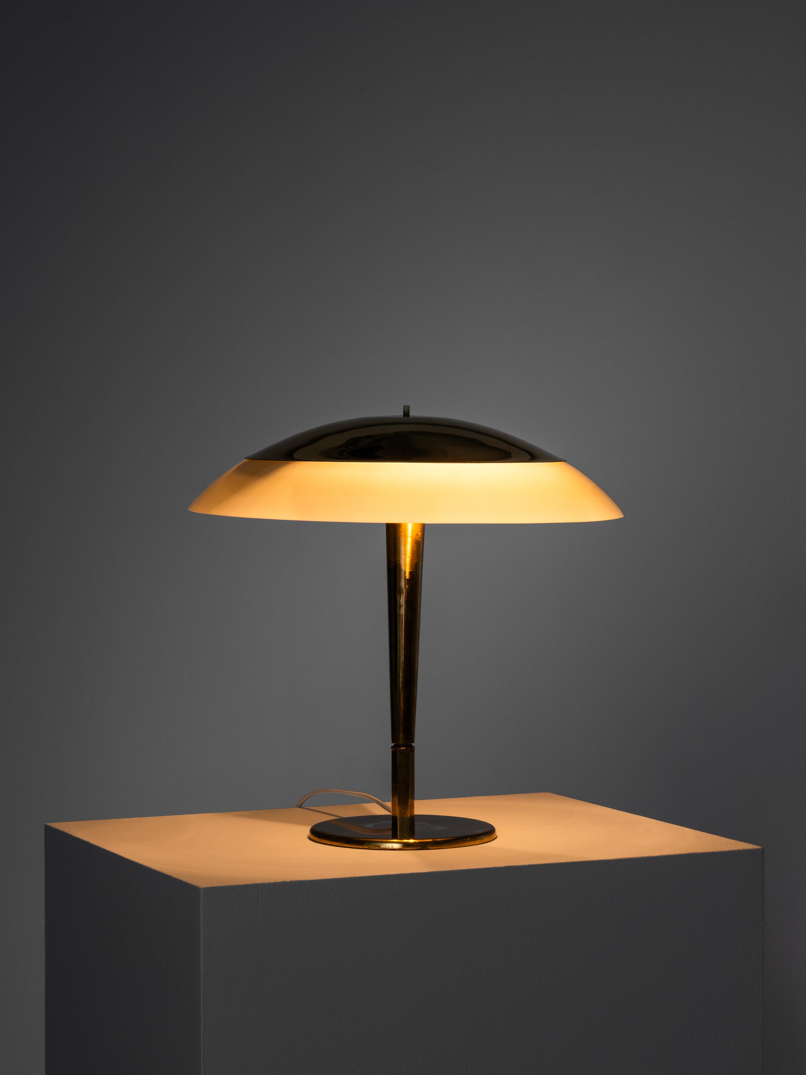 Paavo Tynell ‘Umbrella’ Table Lamp Model 5061 in Brass and Glass, Taito, 1950s en vente 5