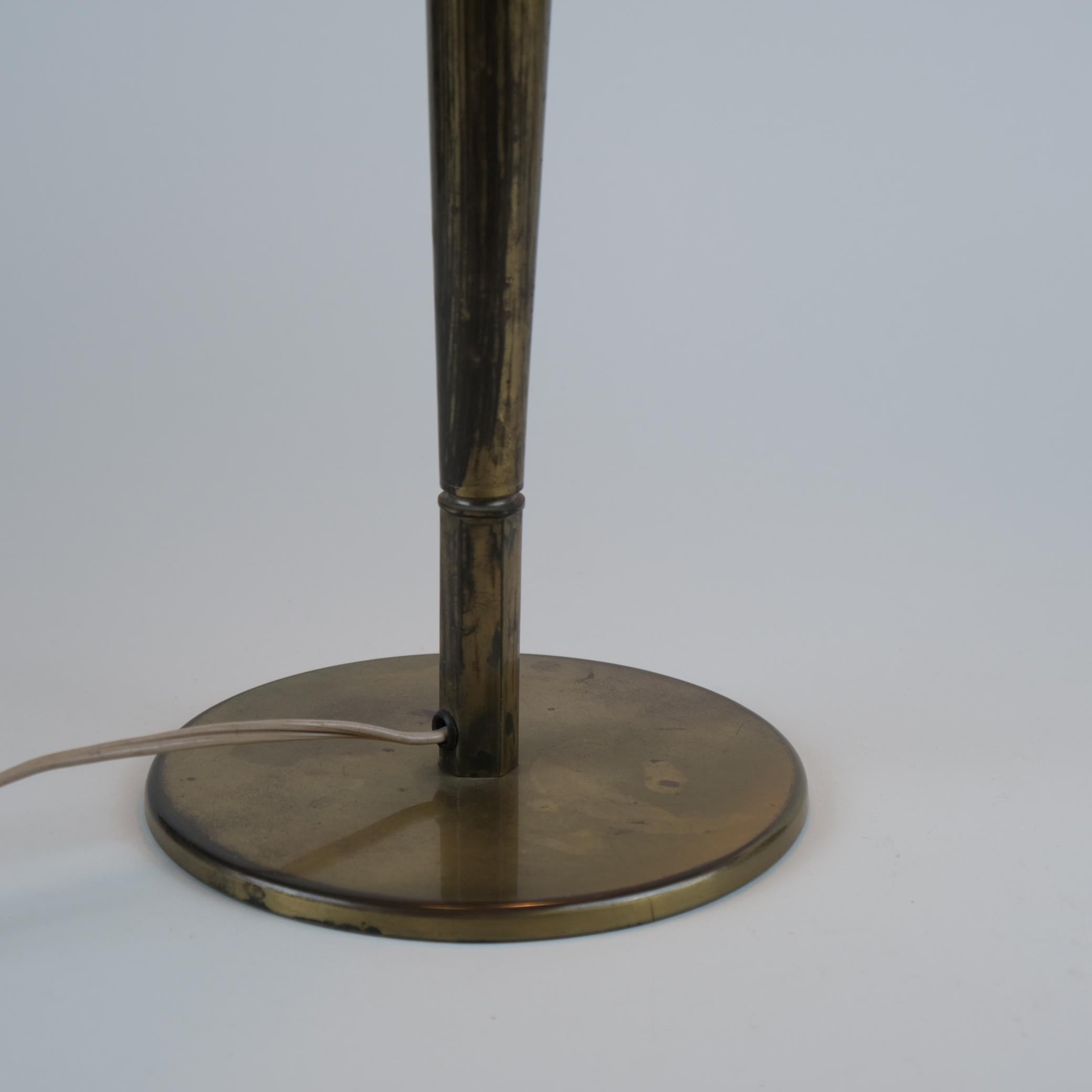 Lampe à poser Umbrella modèle 5061 en laiton et verre, Paavo Tynell, Taito, années 1950 Bon état - En vente à Helsinki, FI