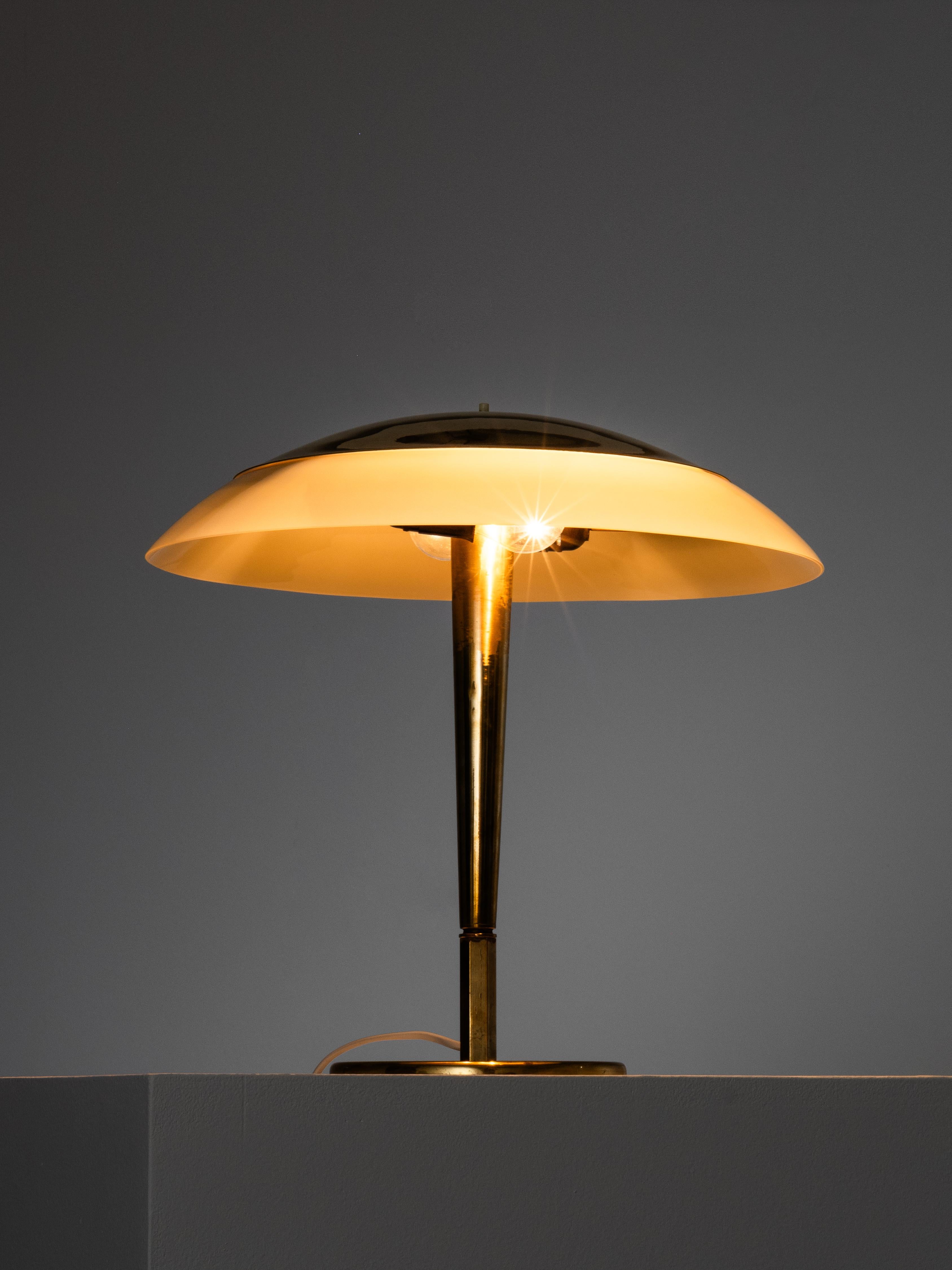 Paavo Tynell ‘Umbrella’ Table Lamp Model 5061 in Brass and Glass, Taito, 1950s en vente 6