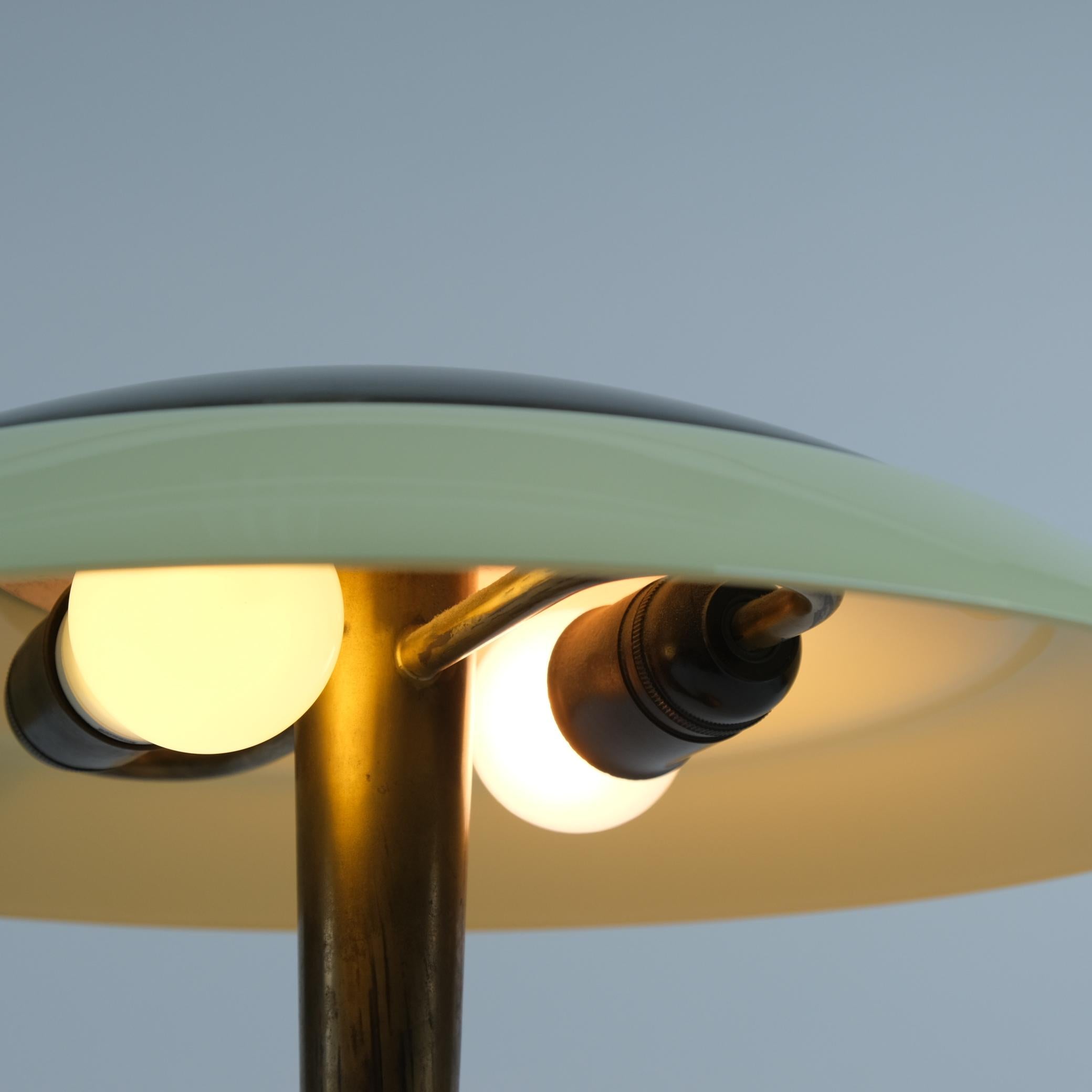 Milieu du XXe siècle Lampe à poser Umbrella modèle 5061 en laiton et verre, Paavo Tynell, Taito, années 1950 en vente