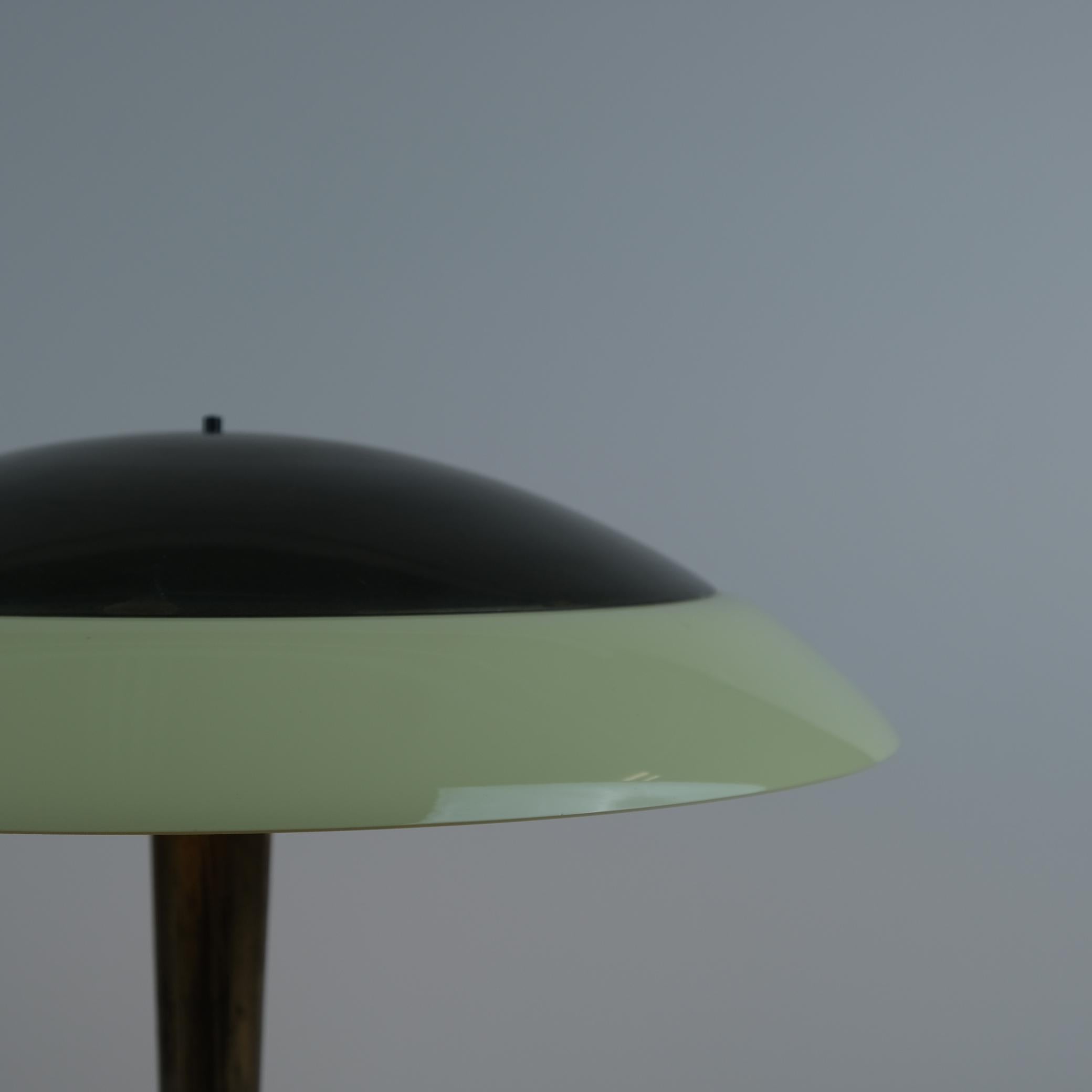 Laiton Lampe à poser Umbrella modèle 5061 en laiton et verre, Paavo Tynell, Taito, années 1950 en vente