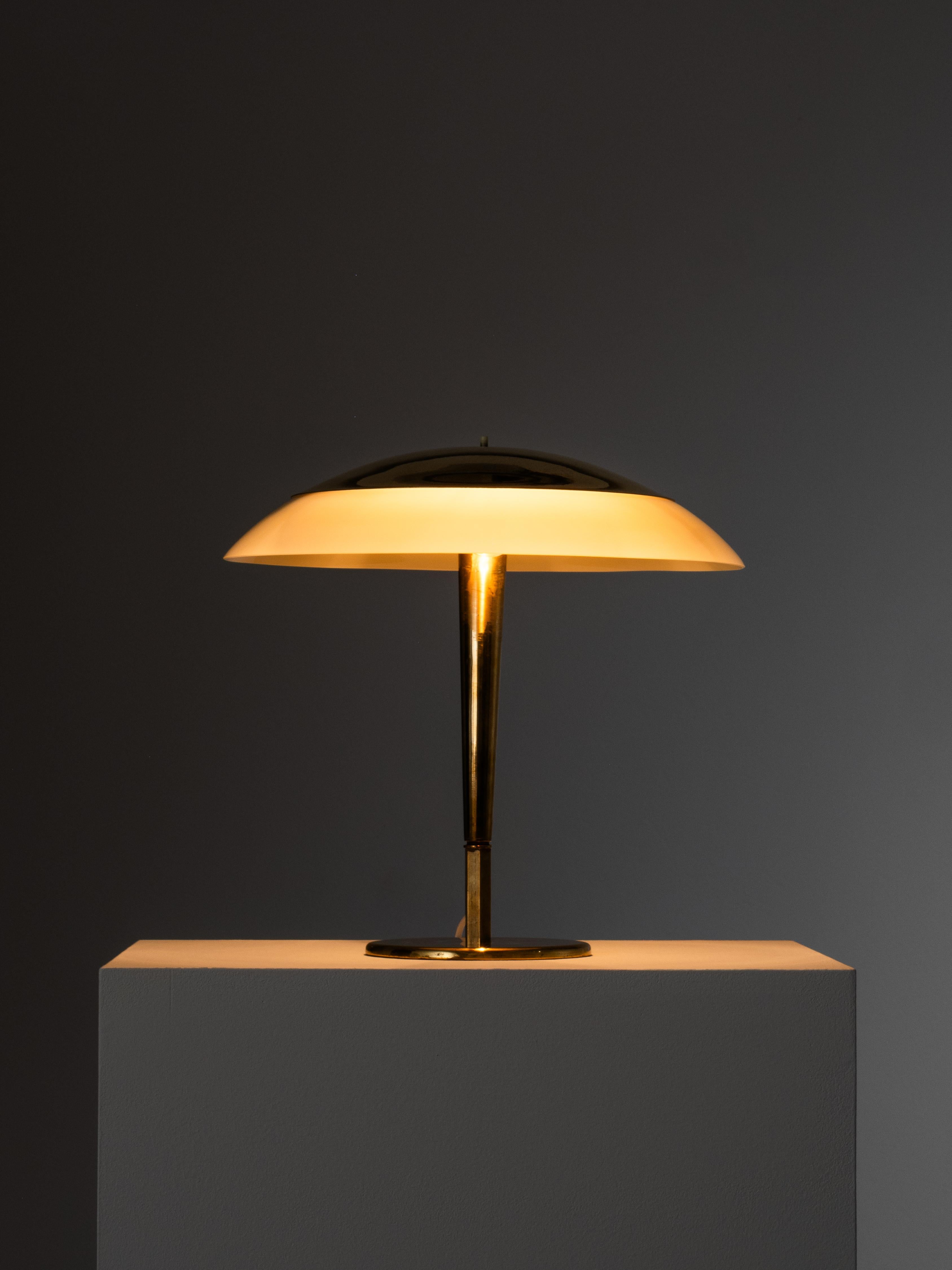 Paavo Tynell ‘Umbrella’ Table Lamp Model 5061 in Brass and Glass, Taito, 1950s en vente 8