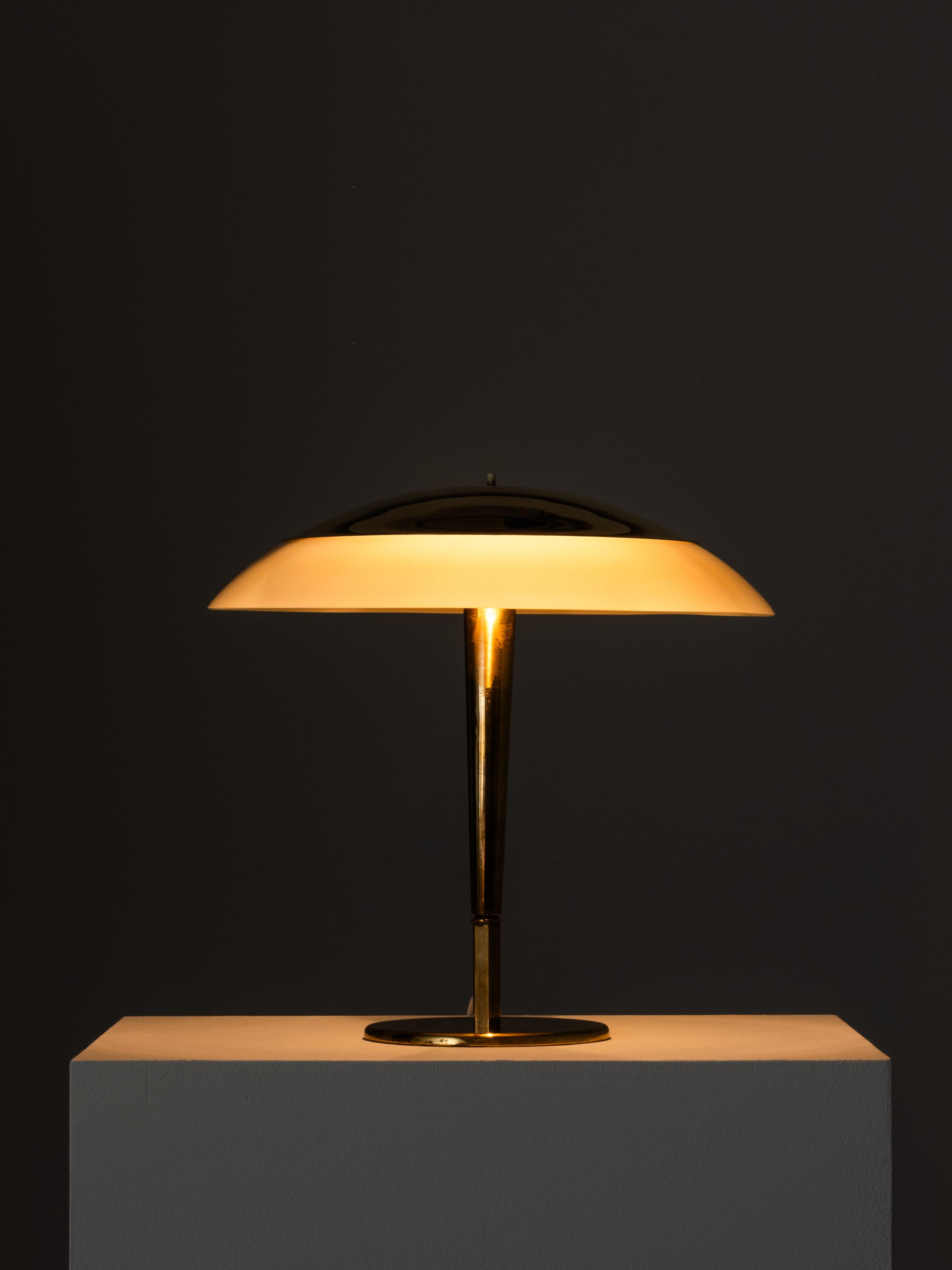 Paavo Tynell ‘Umbrella’ Table Lamp Model 5061 in Brass and Glass, Taito, 1950s en vente 9