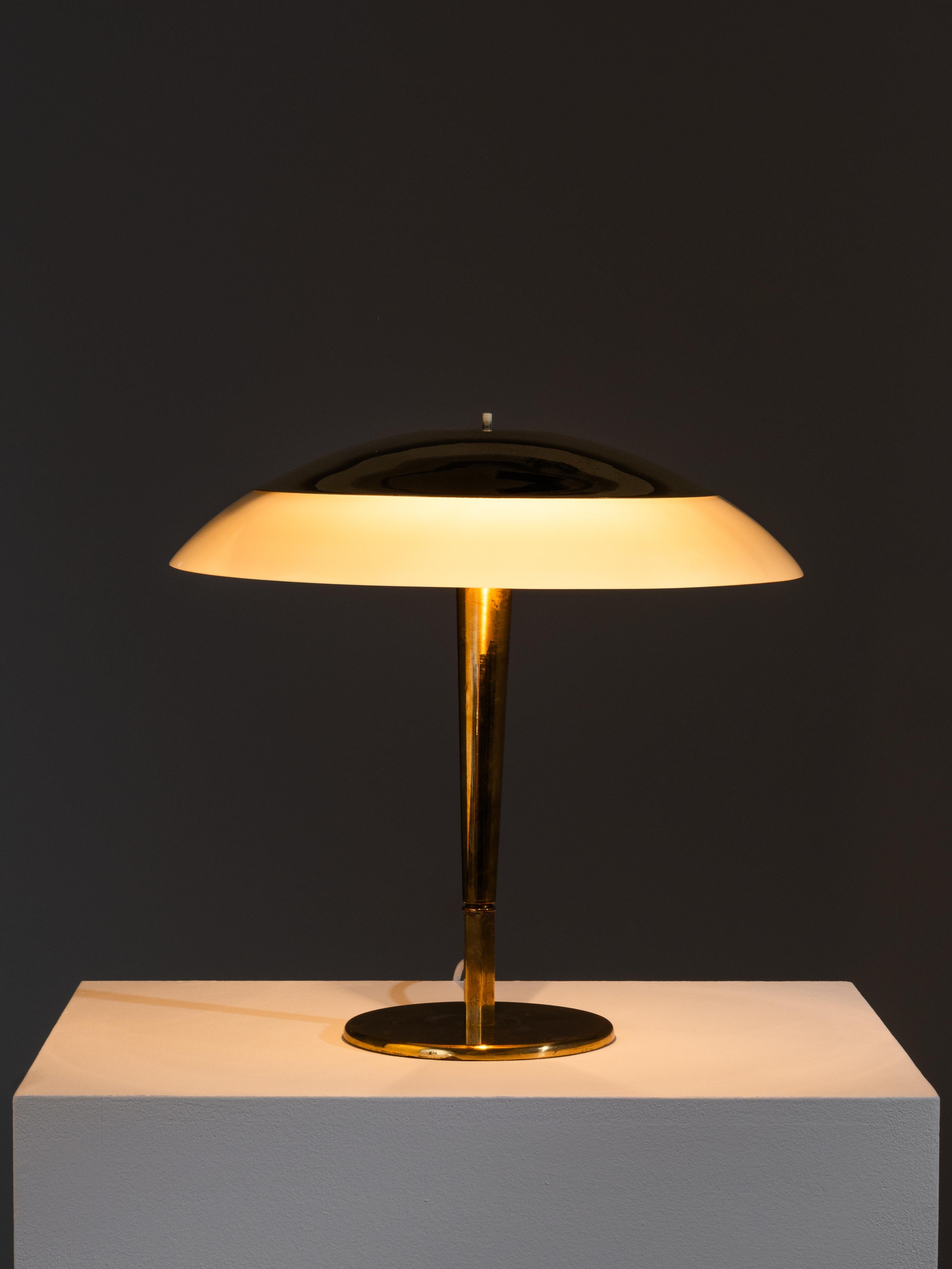 Paavo Tynell ‘Umbrella’ Table Lamp Model 5061 in Brass and Glass, Taito, 1950s en vente 10