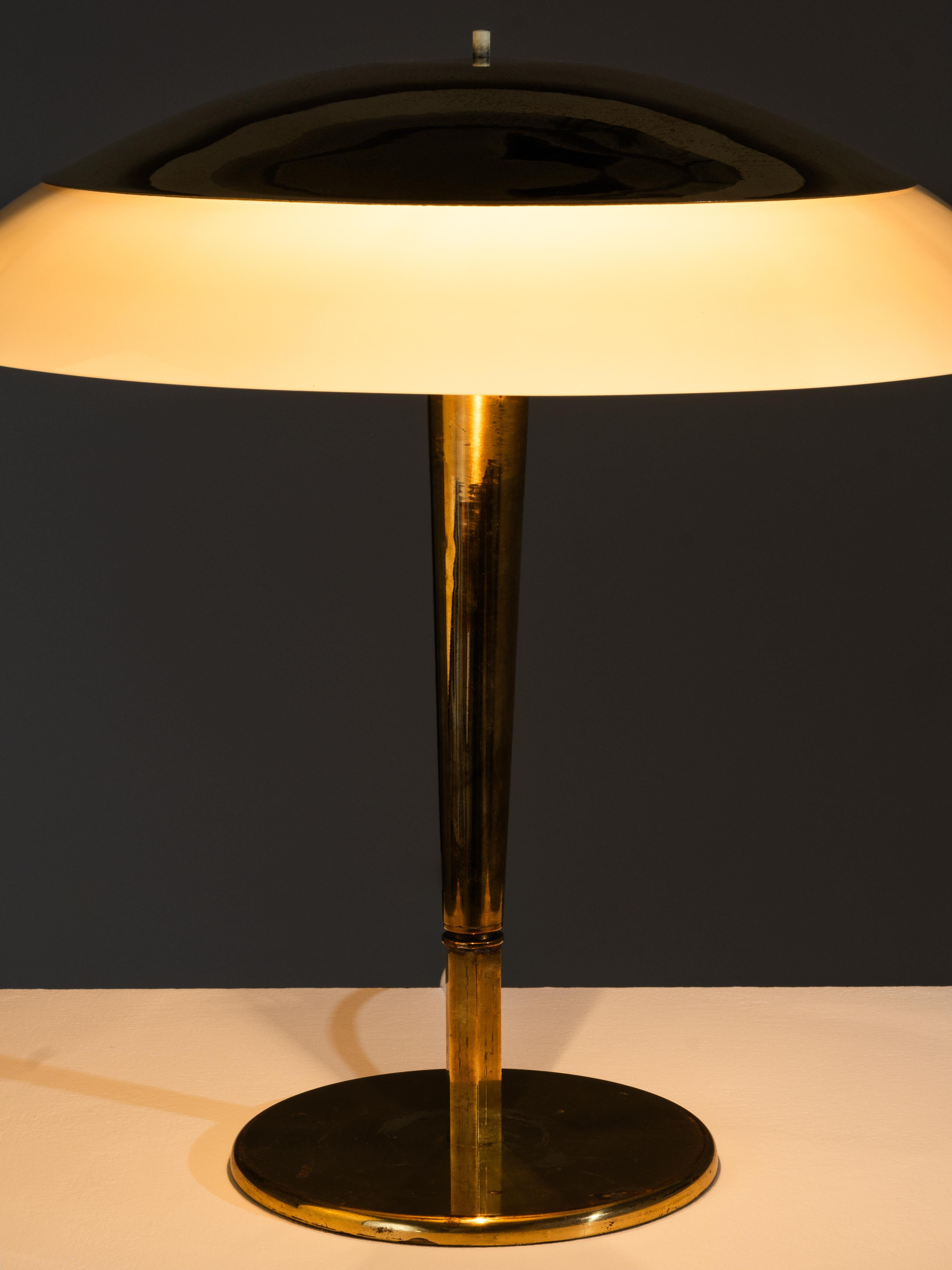 Paavo Tynell ‘Umbrella’ Table Lamp Model 5061 in Brass and Glass, Taito, 1950s en vente 11