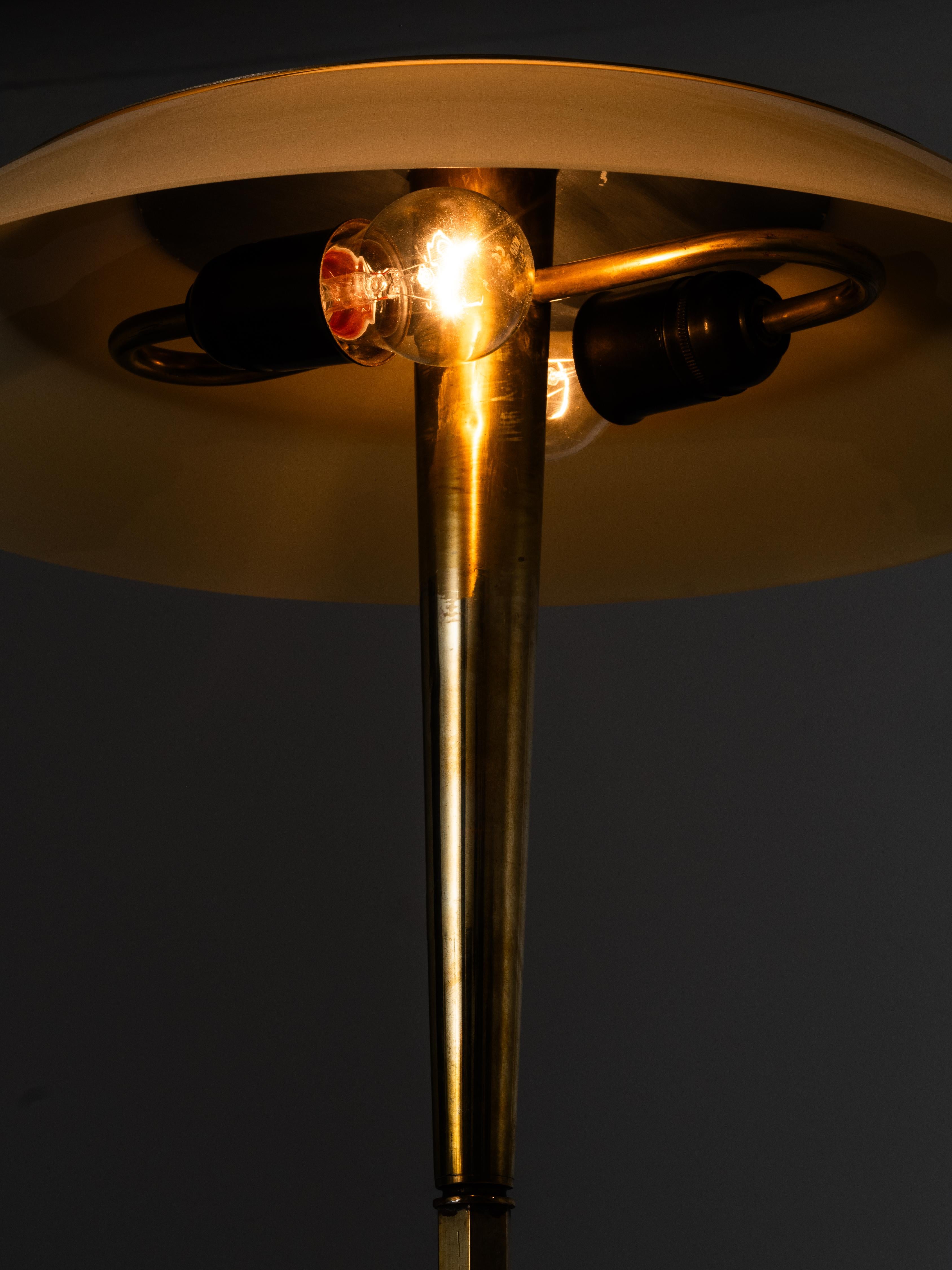 Paavo Tynell ‘Umbrella’ Table Lamp Model 5061 in Brass and Glass, Taito, 1950s en vente 12
