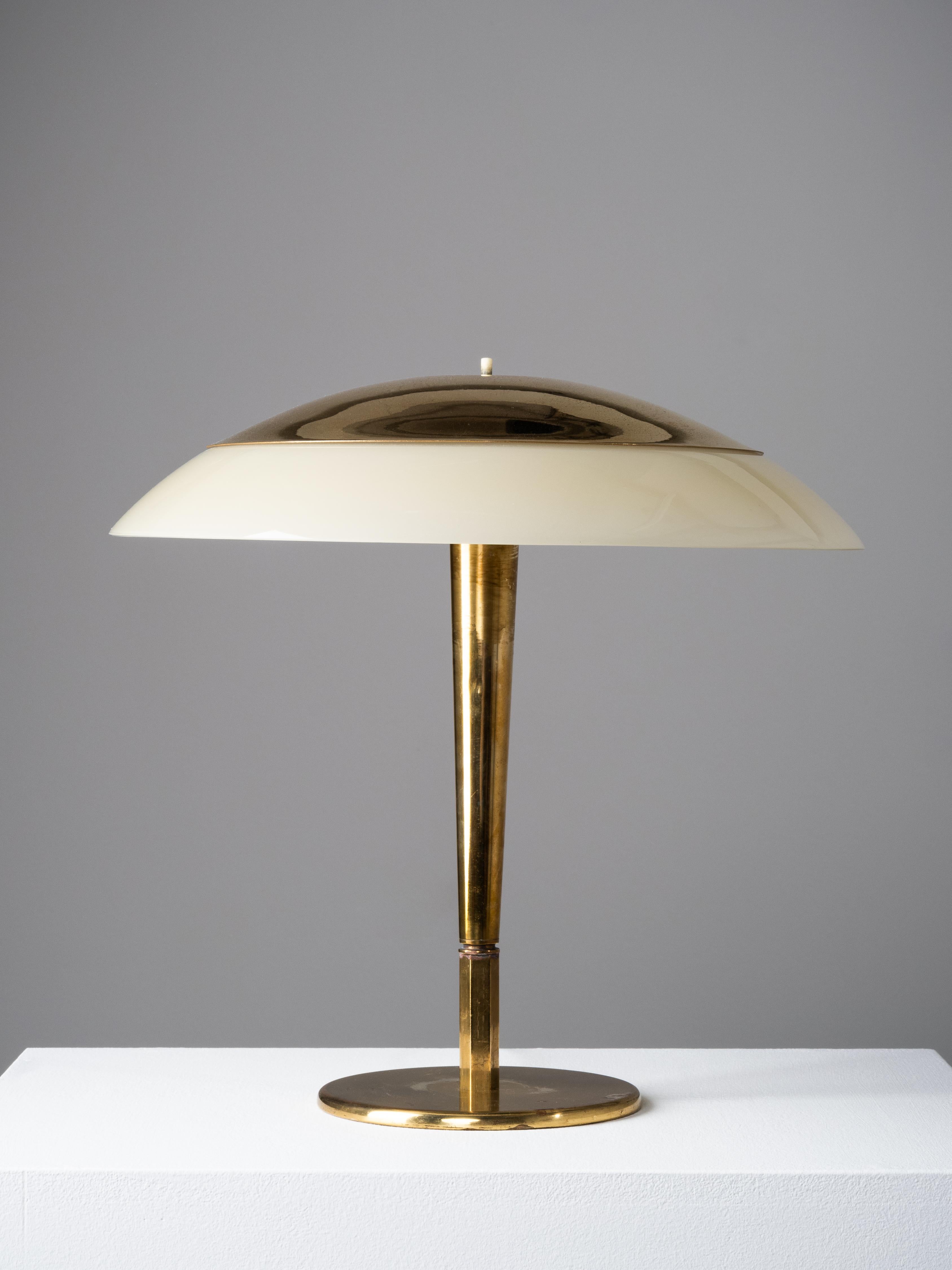 Scandinave moderne Paavo Tynell ‘Umbrella’ Table Lamp Model 5061 in Brass and Glass, Taito, 1950s en vente