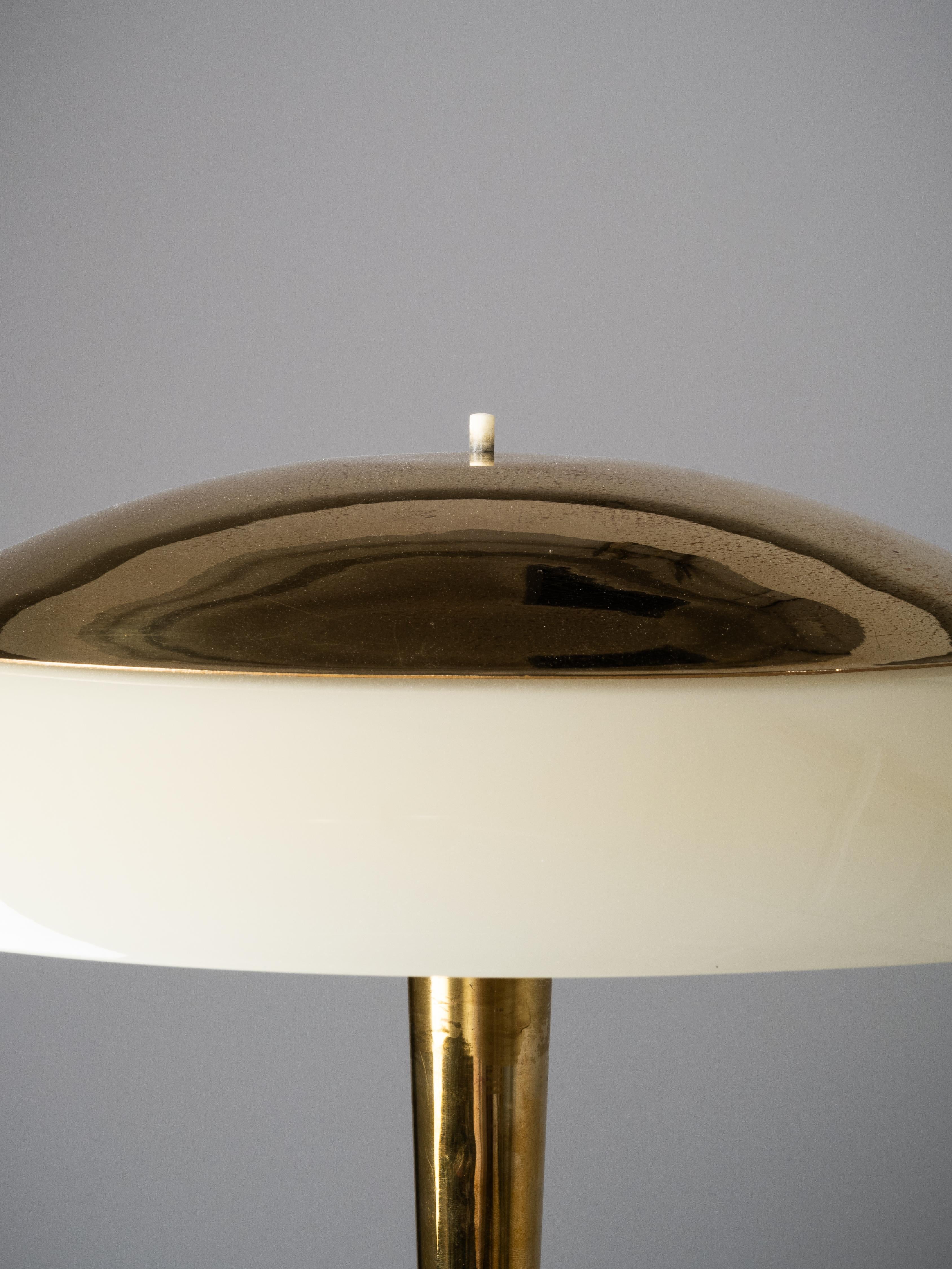 Finlandais Paavo Tynell ‘Umbrella’ Table Lamp Model 5061 in Brass and Glass, Taito, 1950s en vente