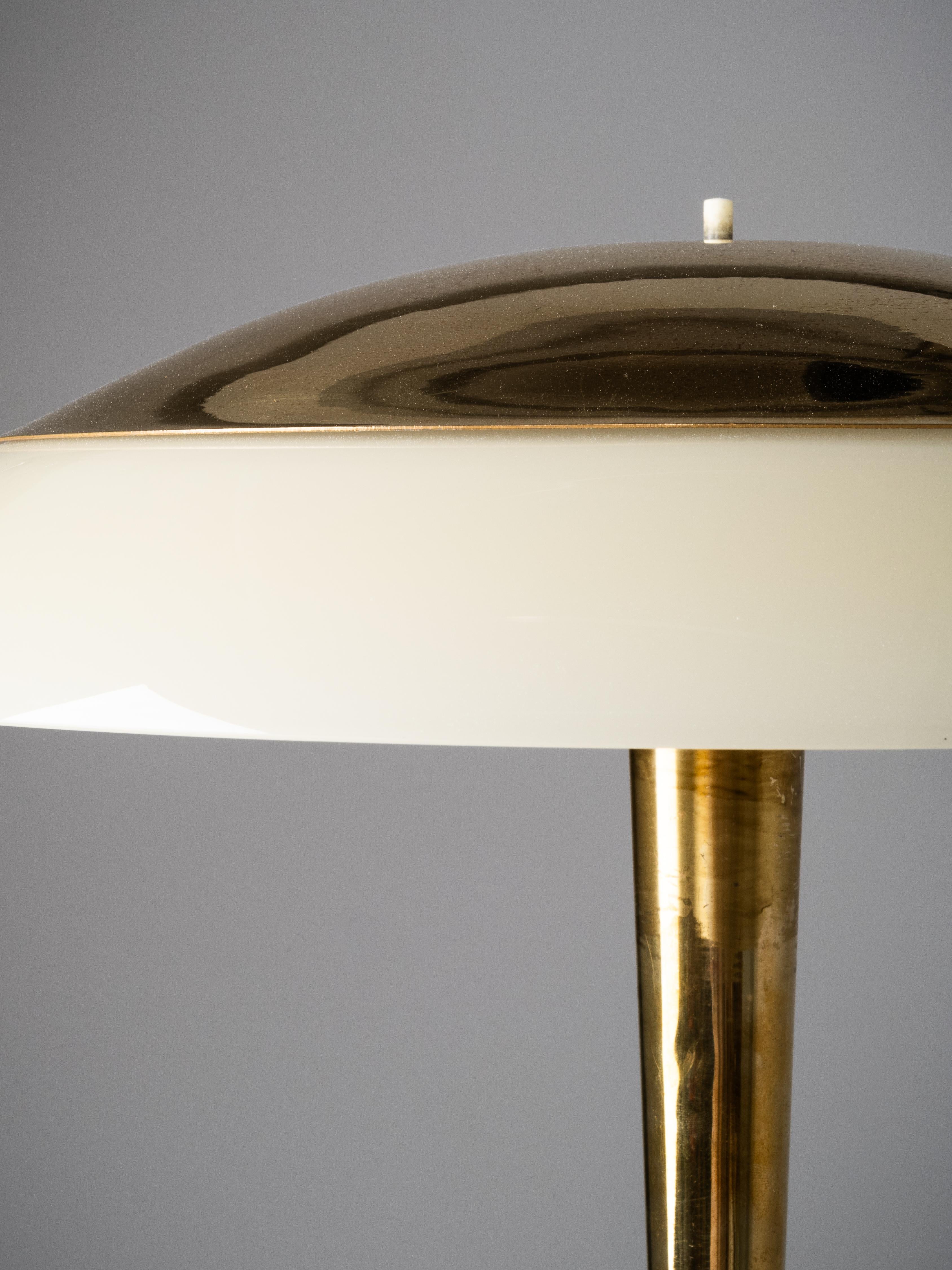 Paavo Tynell ‘Umbrella’ Table Lamp Model 5061 in Brass and Glass, Taito, 1950s Bon état - En vente à Karis, Nyland