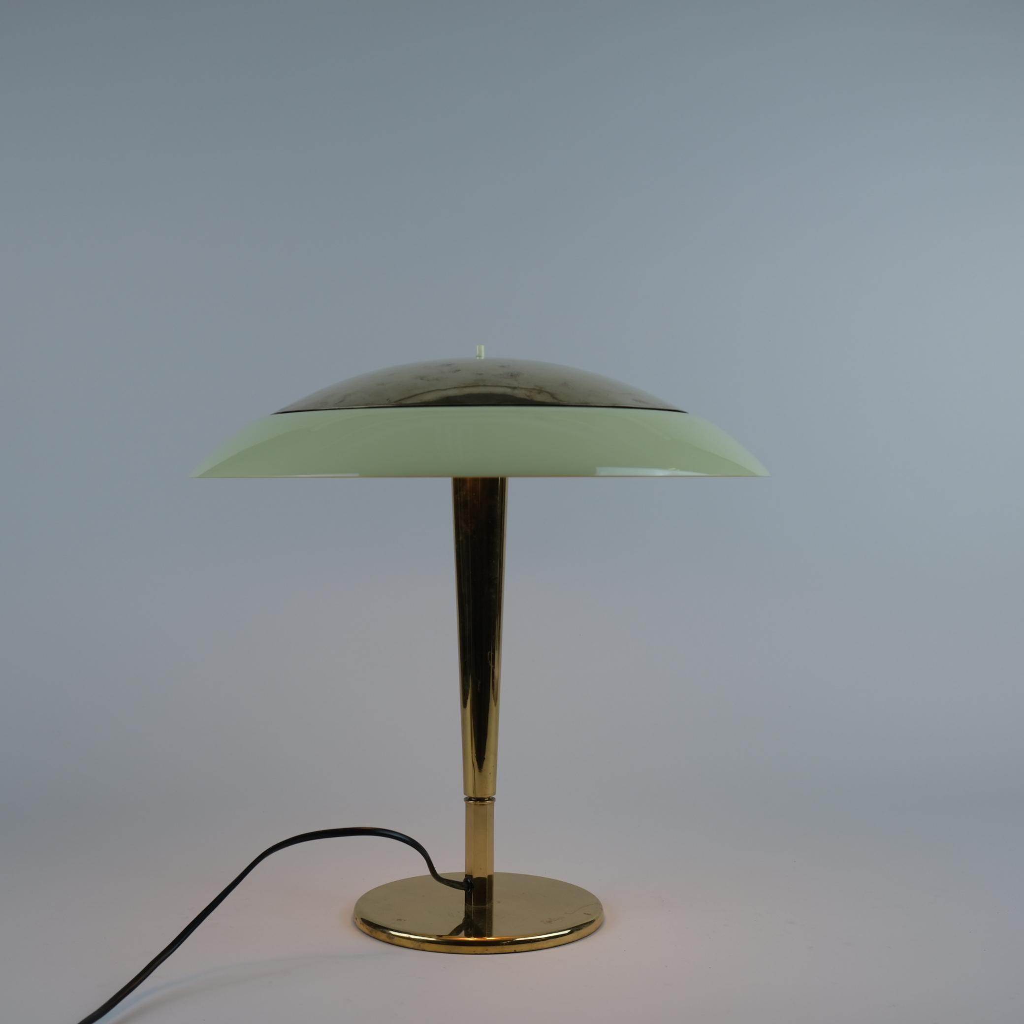Scandinave moderne Lampe à poser Umbrella modèle 5061 en laiton et verre, Paavo Tynell, Taito, années 1950 en vente