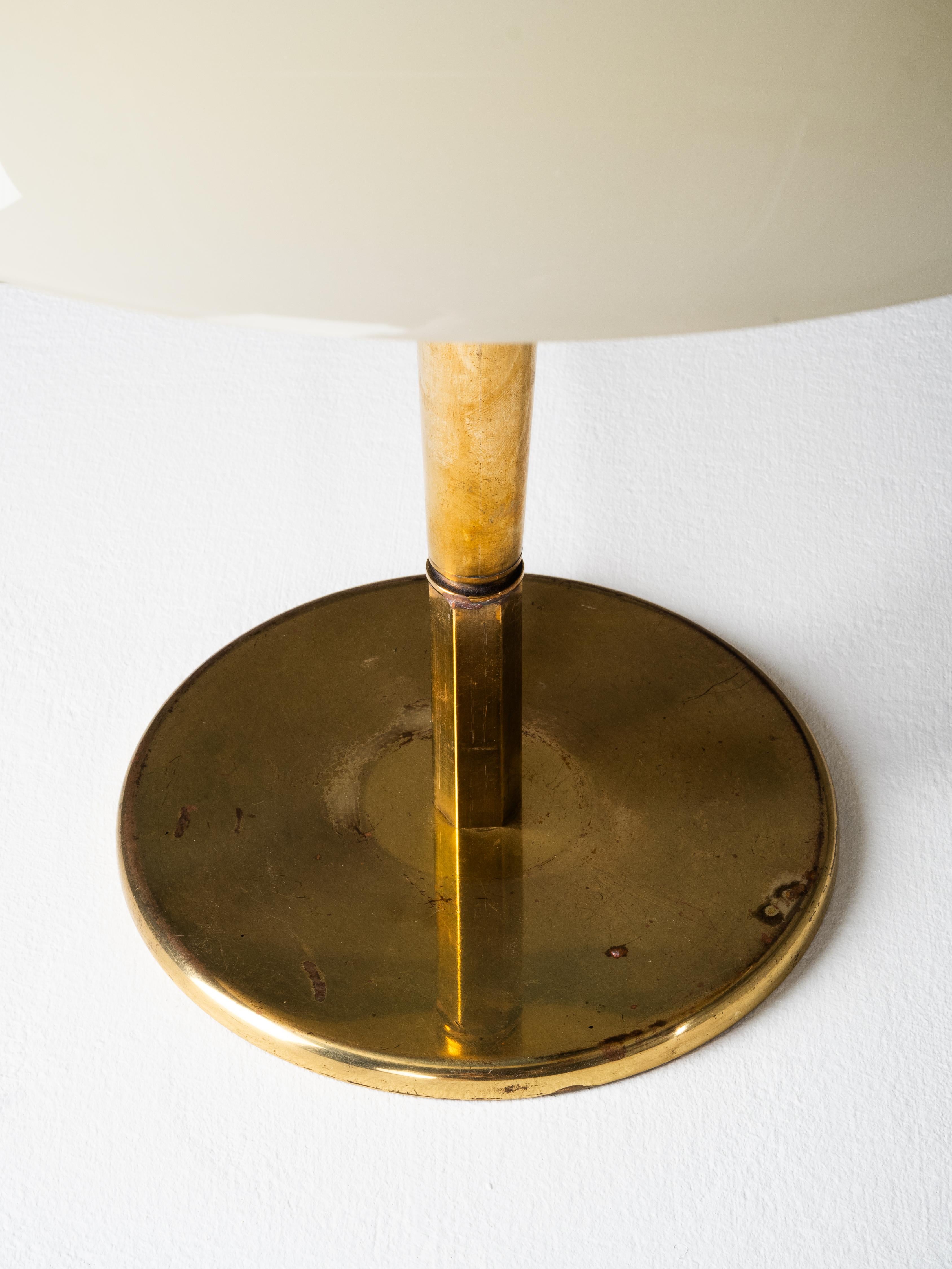Milieu du XXe siècle Paavo Tynell ‘Umbrella’ Table Lamp Model 5061 in Brass and Glass, Taito, 1950s en vente