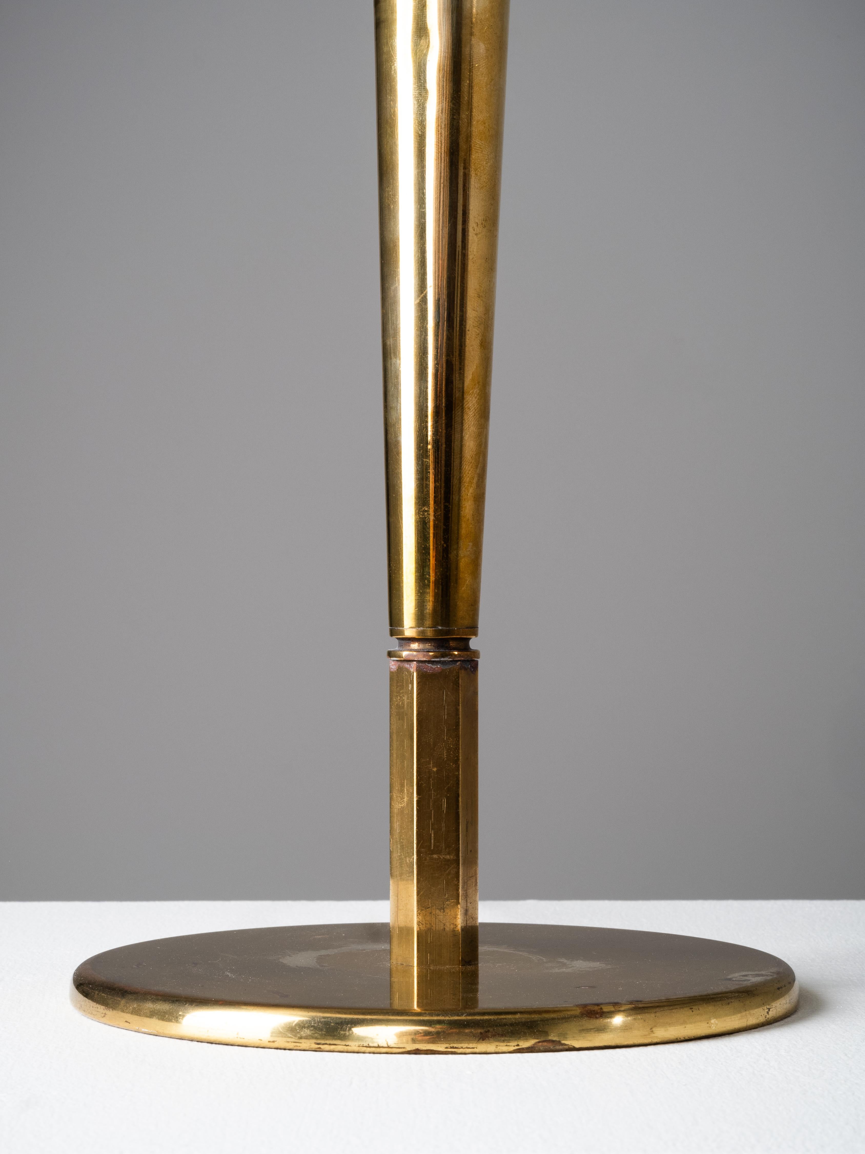 Laiton Paavo Tynell ‘Umbrella’ Table Lamp Model 5061 in Brass and Glass, Taito, 1950s en vente