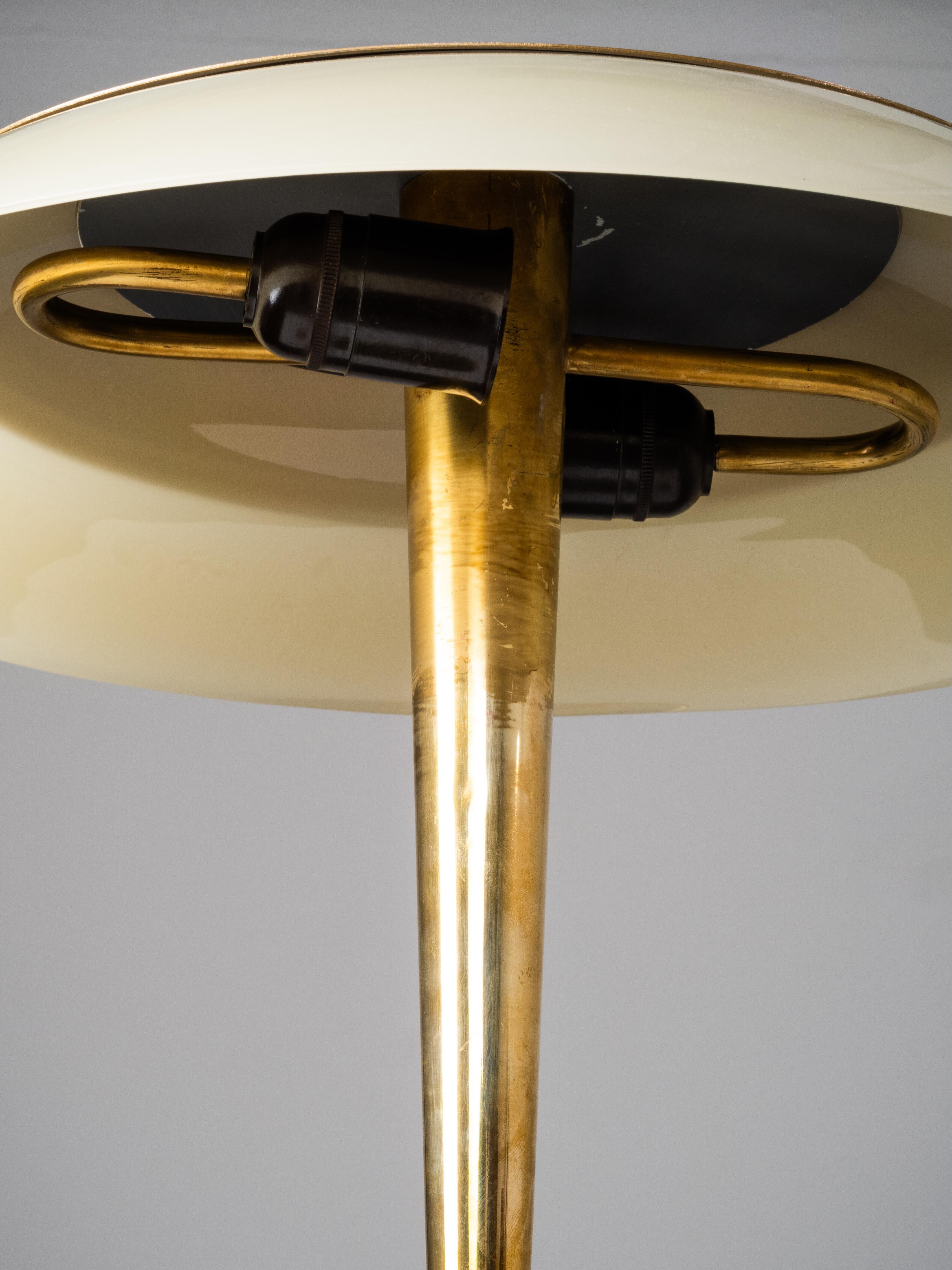 Paavo Tynell ‘Umbrella’ Table Lamp Model 5061 in Brass and Glass, Taito, 1950s en vente 2