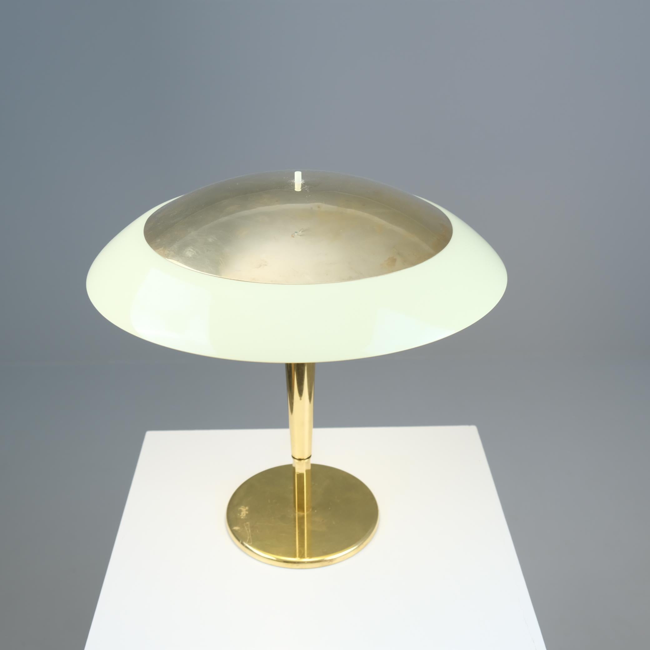 Scandinave moderne Lampe à poser Umbrella modèle 5061 en laiton et verre, Paavo Tynell, Taito, années 1950 en vente