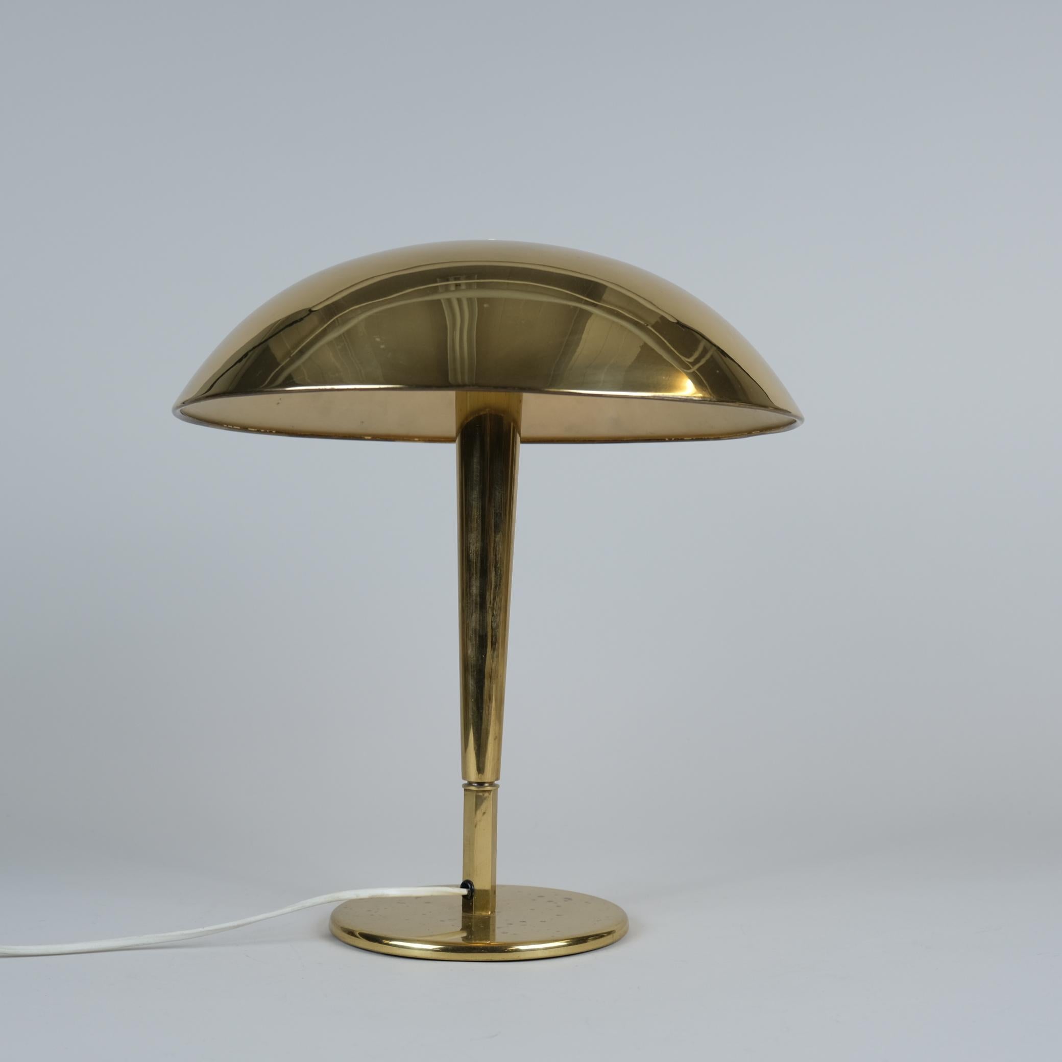 Mid-Century Modern Paavo Tynell Umbrella Table Lamp Model 5061 in Solid Brass, Taito Oy 1940s For Sale