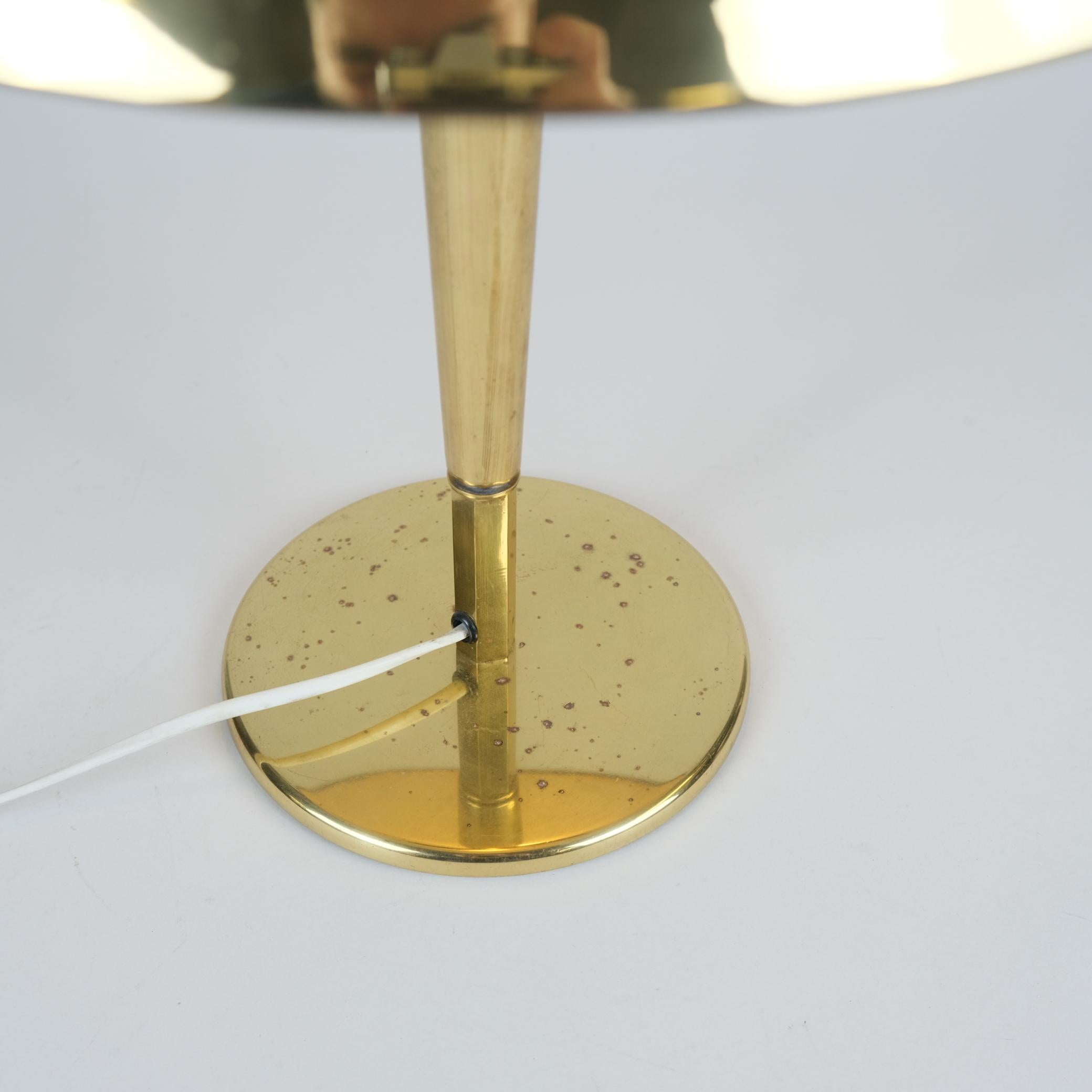Paavo Tynell Umbrella Table Lamp Model 5061 in Solid Brass, Taito Oy 1940s In Good Condition For Sale In Helsinki, FI