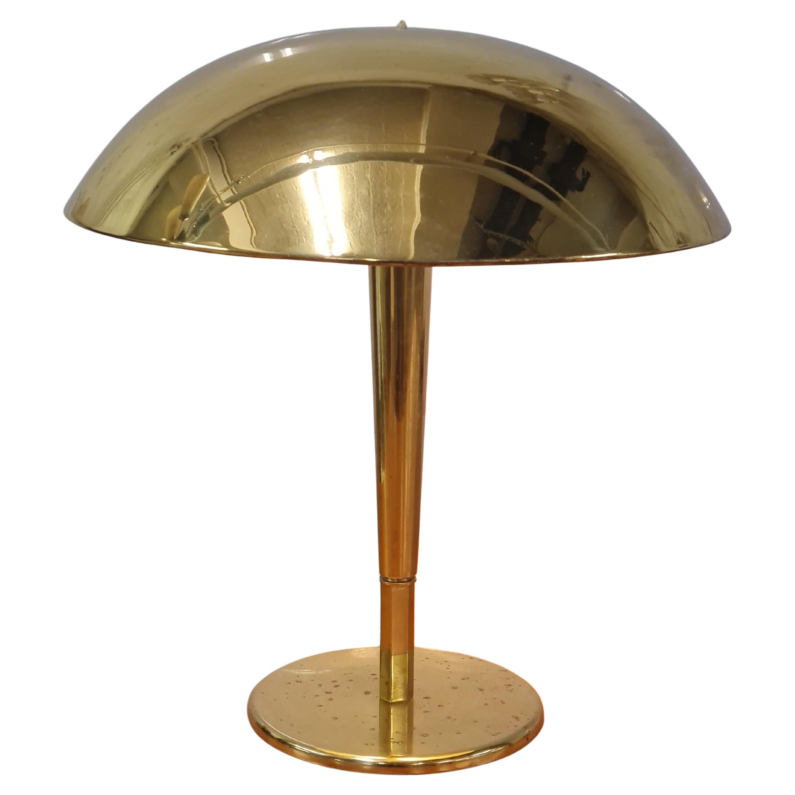 Lámpara de mesa paraguas Paavo Tynell Modelo 5061 de latón macizo, Taito Oy Década de 1940
