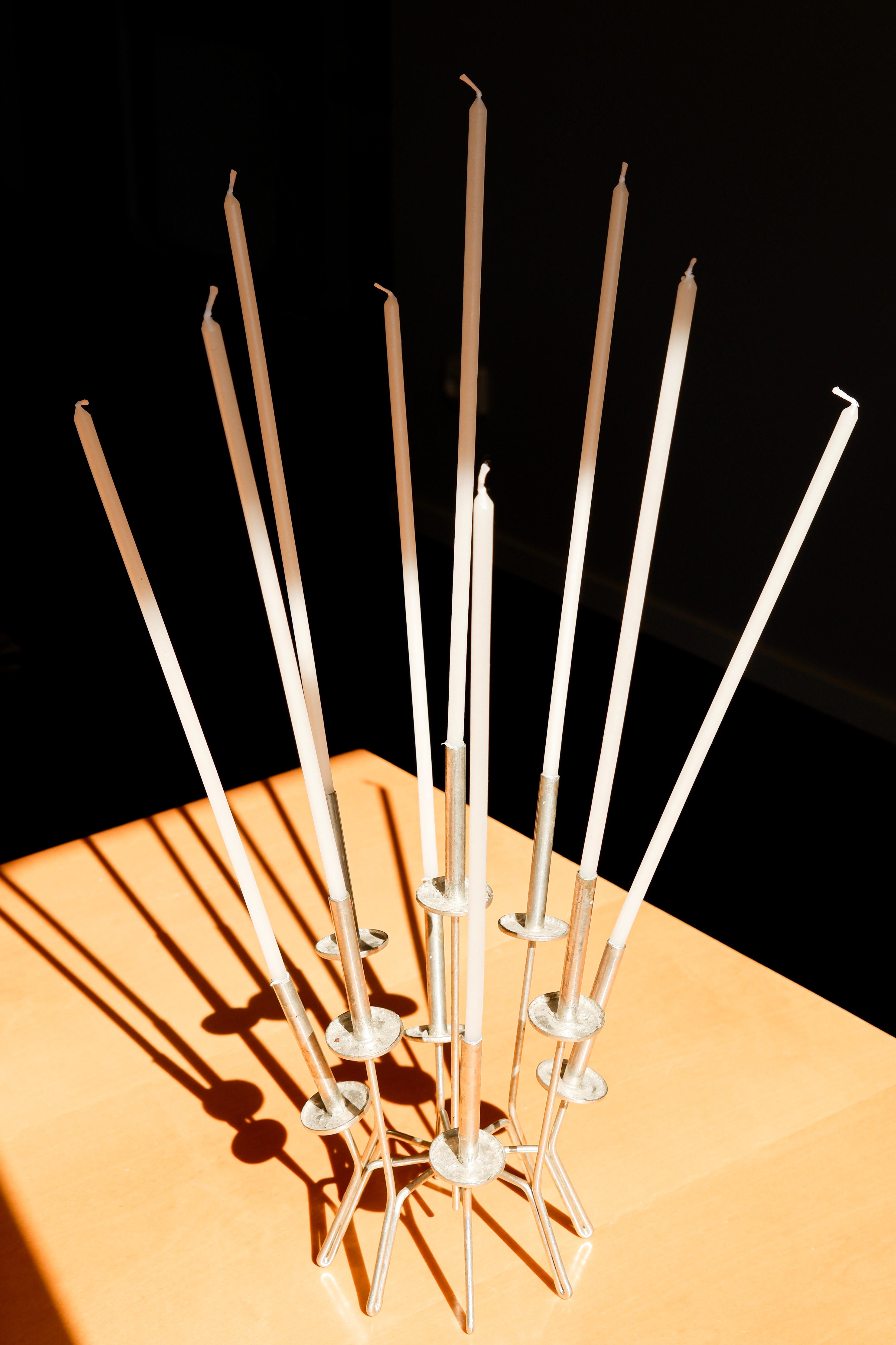 Candelabro único Paavo Tynell. Tras su jubilación, Paavo Tynell siguió llevando a cabo su propio proyecto y diseño fabricando él mismo esos candelabros a finales de los años 60. He produjo una pequeña colección de los de latón niquelado. Estos