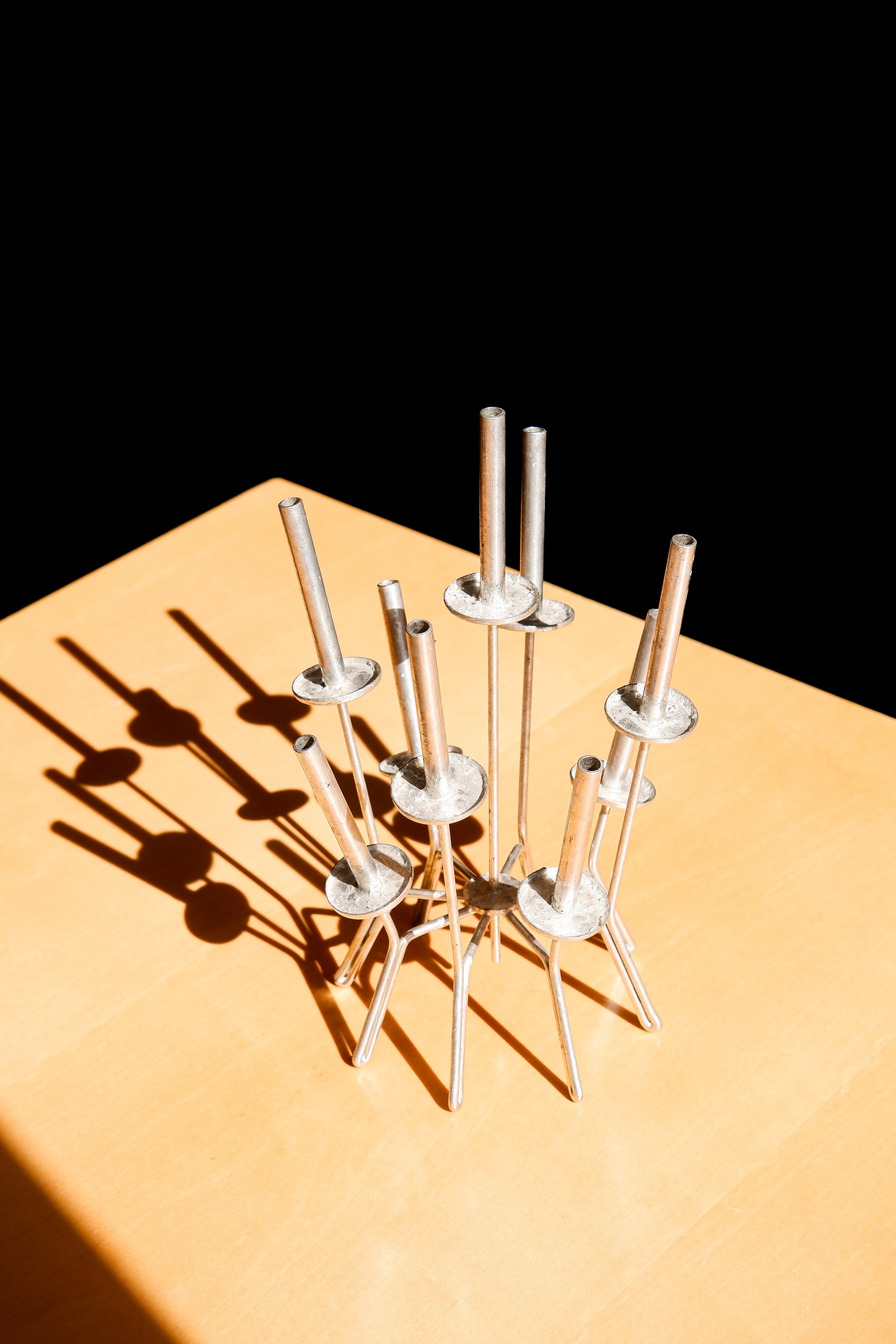 Paavo Tynell, candelabro único fabricado en hierro a finales de los años 60. Escandinavo moderno en venta