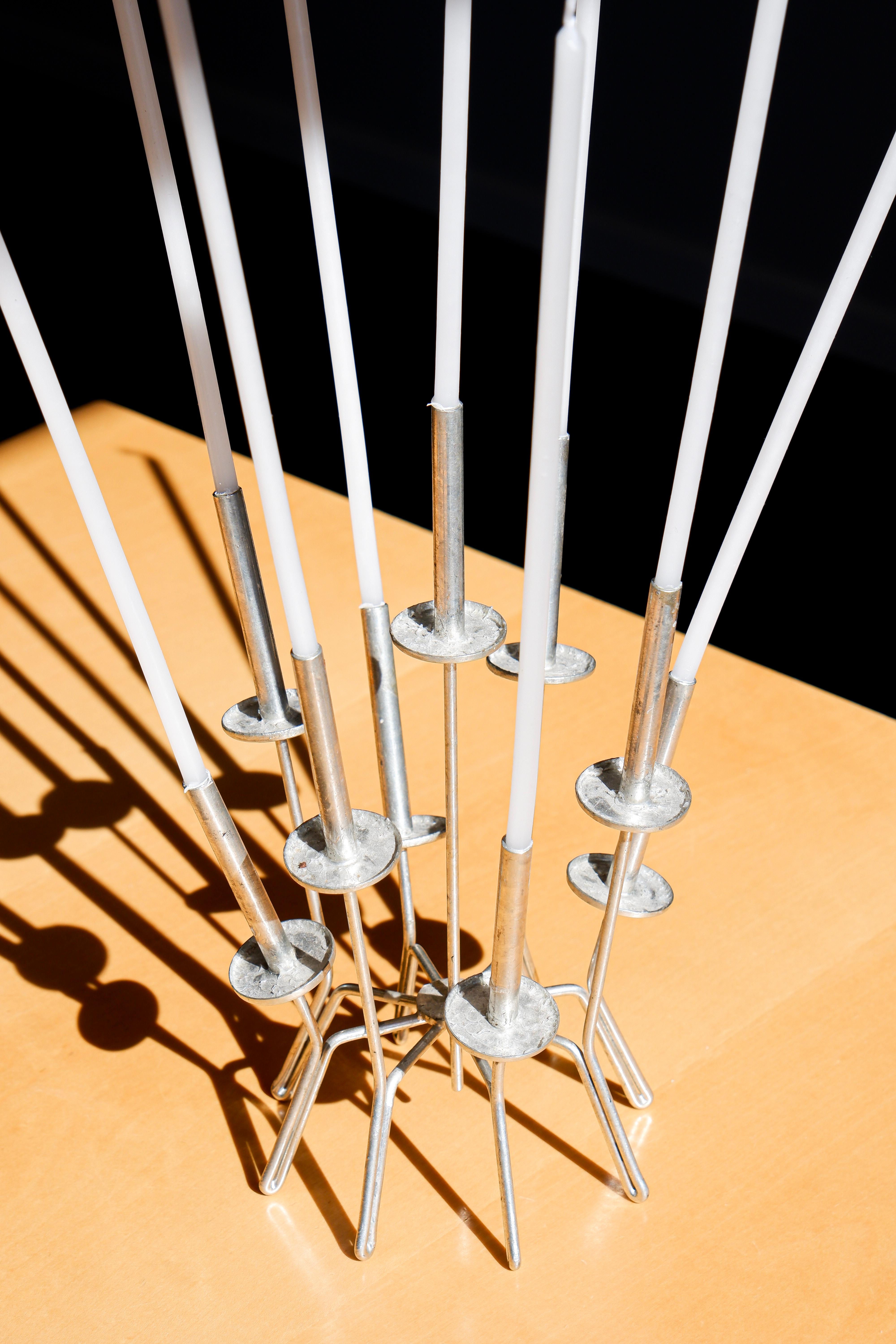 Paavo Tynell, candelabro único fabricado en hierro a finales de los años 60. mediados del siglo XX en venta