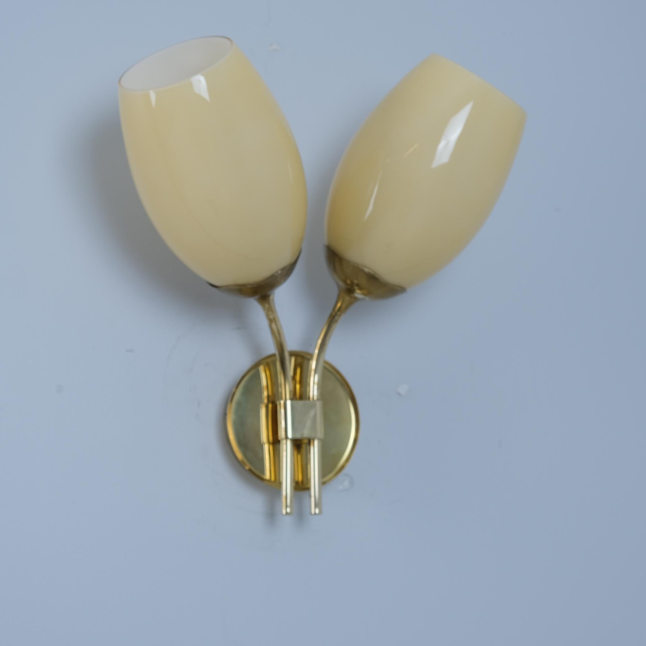 Paavo Tynell Wall Lamp Model 9452 in Brass & Beige Glass Shades, Taito Oy 1950s For Sale 4