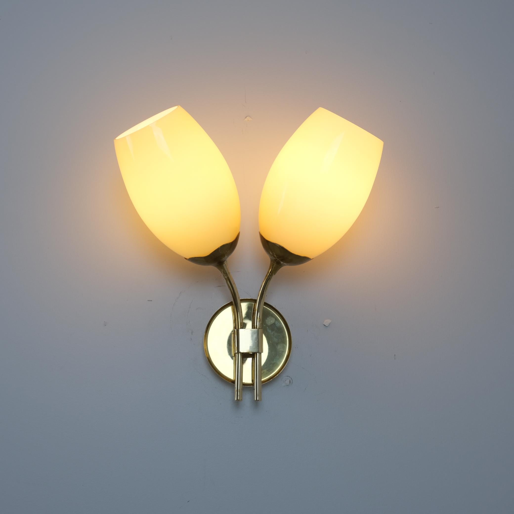 Mid-Century Modern Paavo Tynell Wall Lamp Model 9452 in Brass & Beige Glass Shades, Taito Oy 1950s For Sale