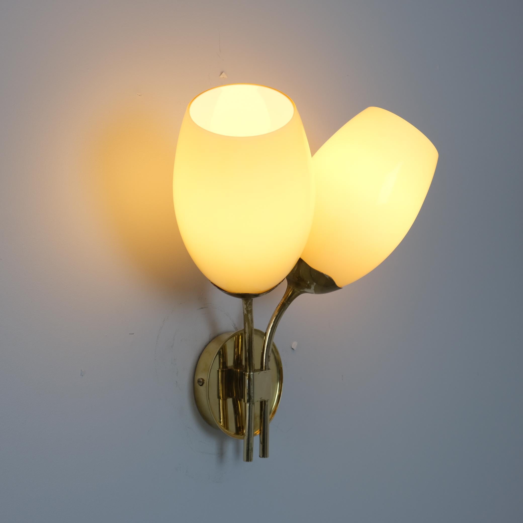 Finnish Paavo Tynell Wall Lamp Model 9452 in Brass & Beige Glass Shades, Taito Oy 1950s For Sale