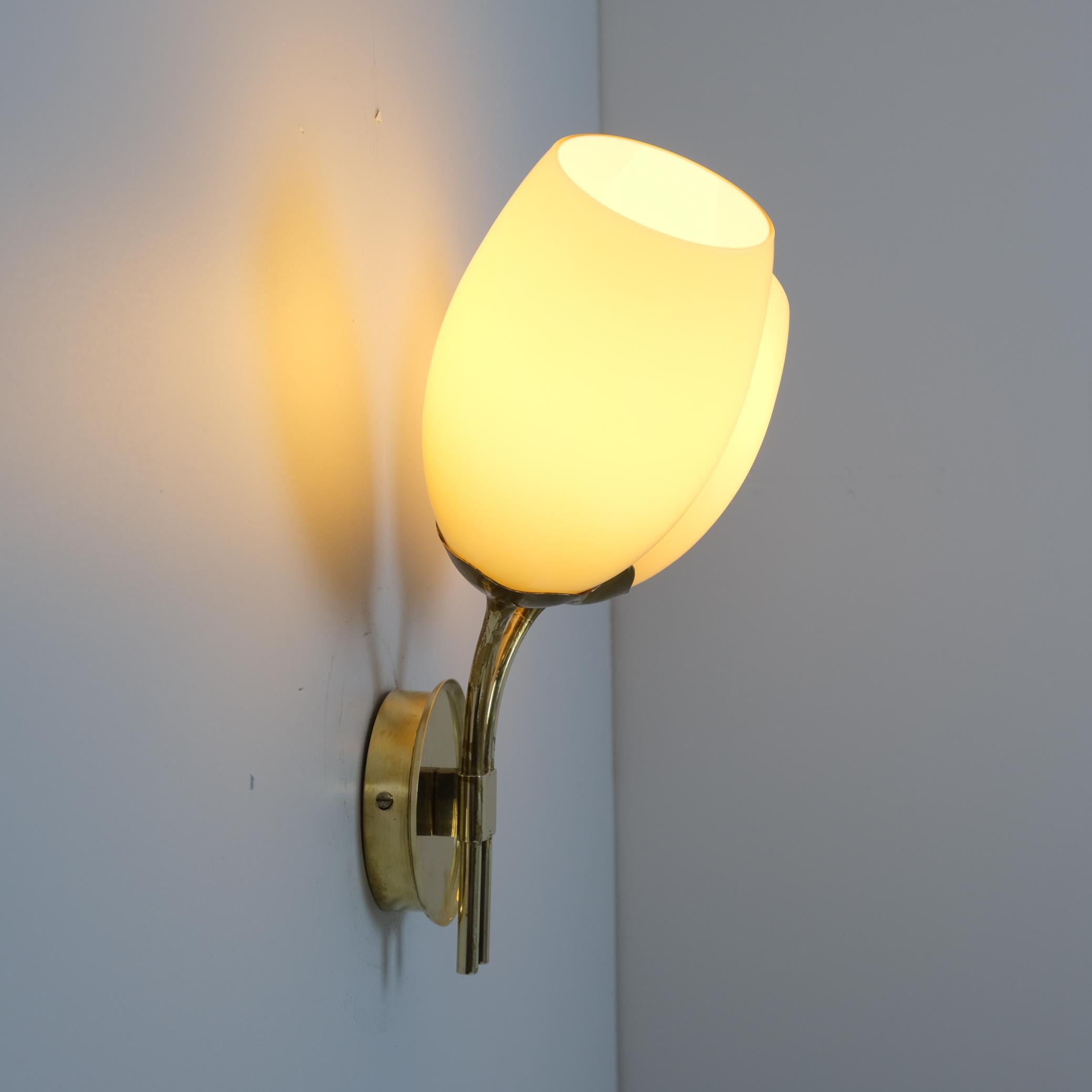 Paavo Tynell Wall Lamp Model 9452 in Brass & Beige Glass Shades, Taito Oy 1950s In Good Condition For Sale In Helsinki, FI