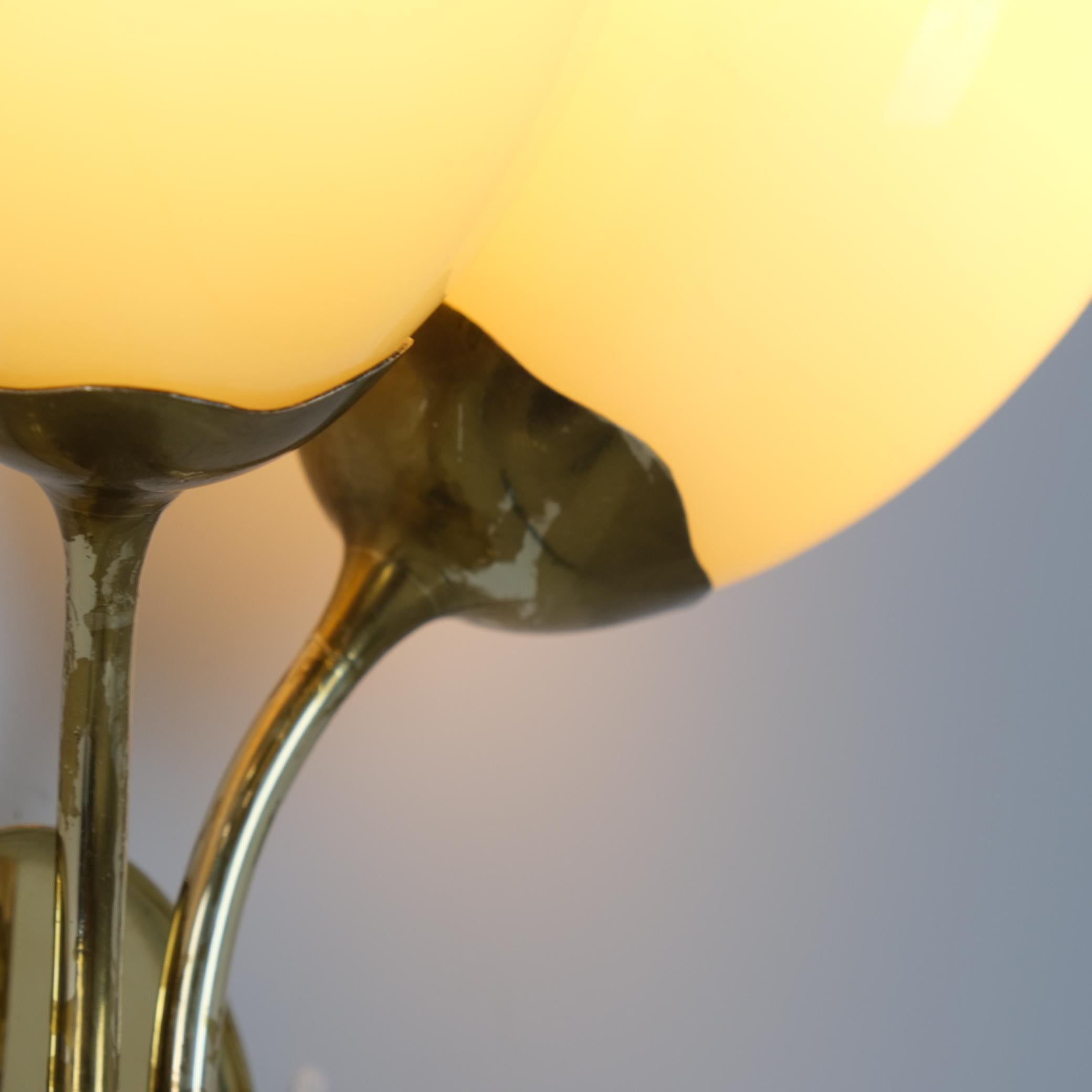 Paavo Tynell Wall Lamp Model 9452 in Brass & Beige Glass Shades, Taito Oy 1950s For Sale 1