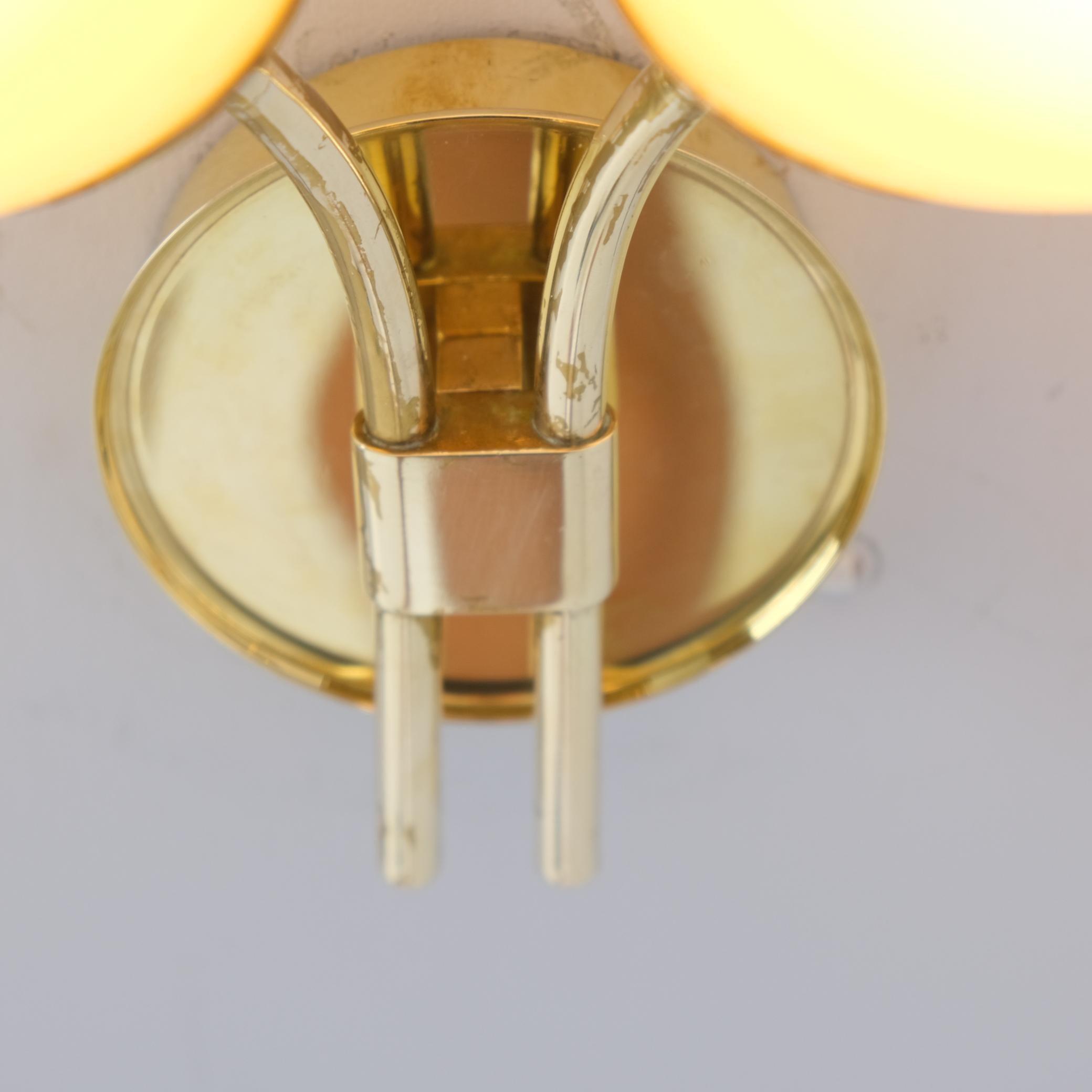 Paavo Tynell Wall Lamp Model 9452 in Brass & Beige Glass Shades, Taito Oy 1950s For Sale 2