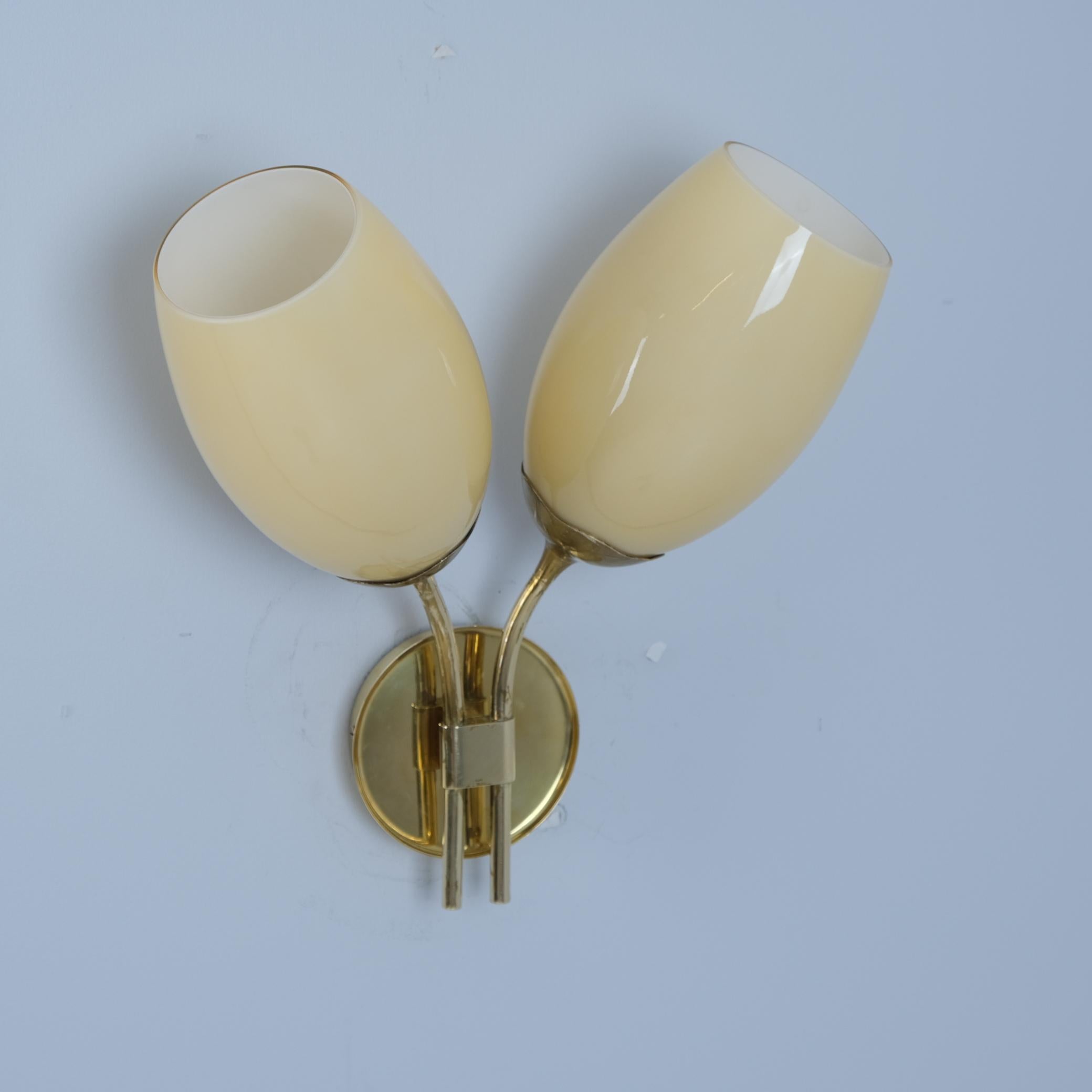 Paavo Tynell Wall Lamp Model 9452 in Brass & Beige Glass Shades, Taito Oy 1950s For Sale 3