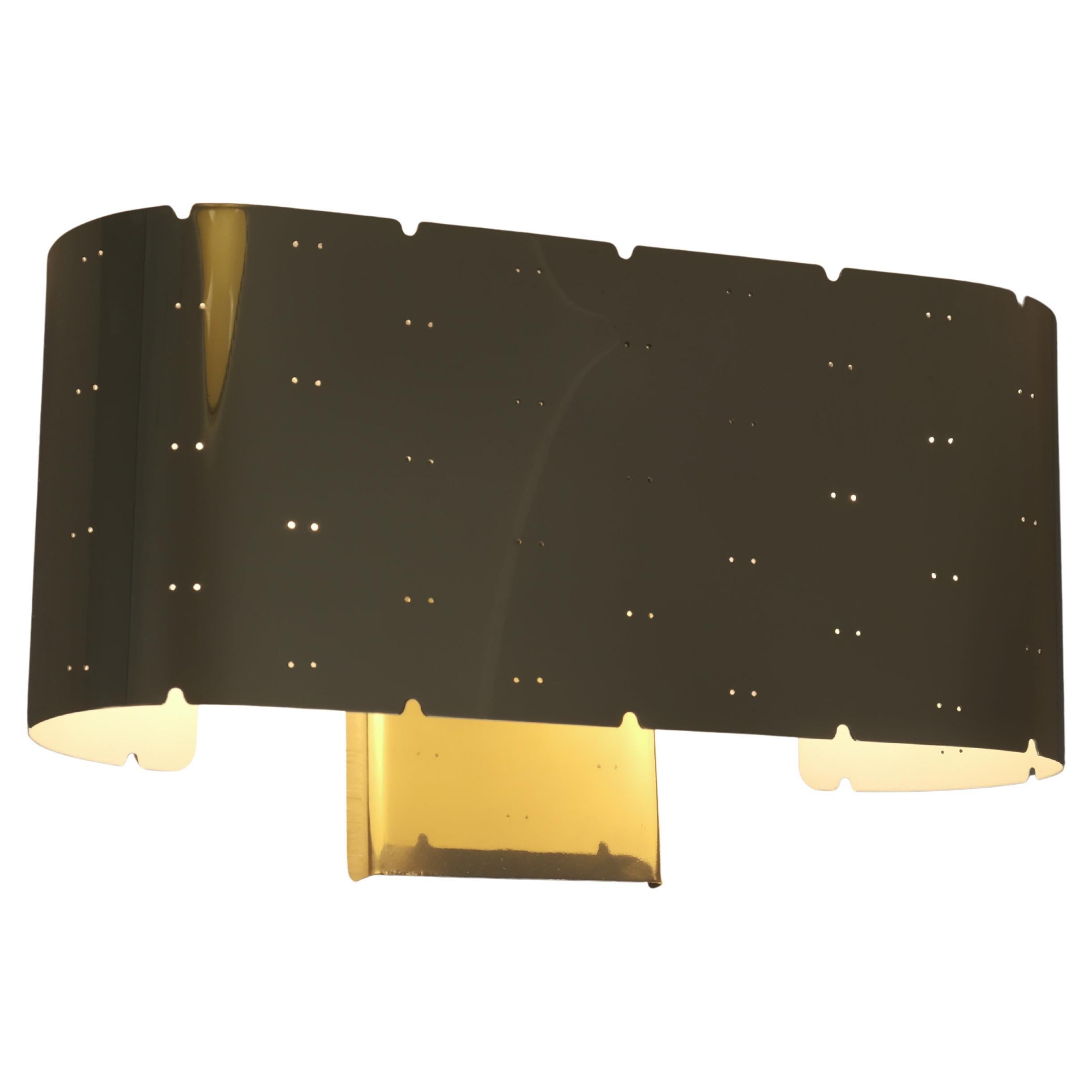 Lámpara de pared Paavo Tynell / Modelo de un solo brazo 9460, latón perforado, Taito, década de 1950