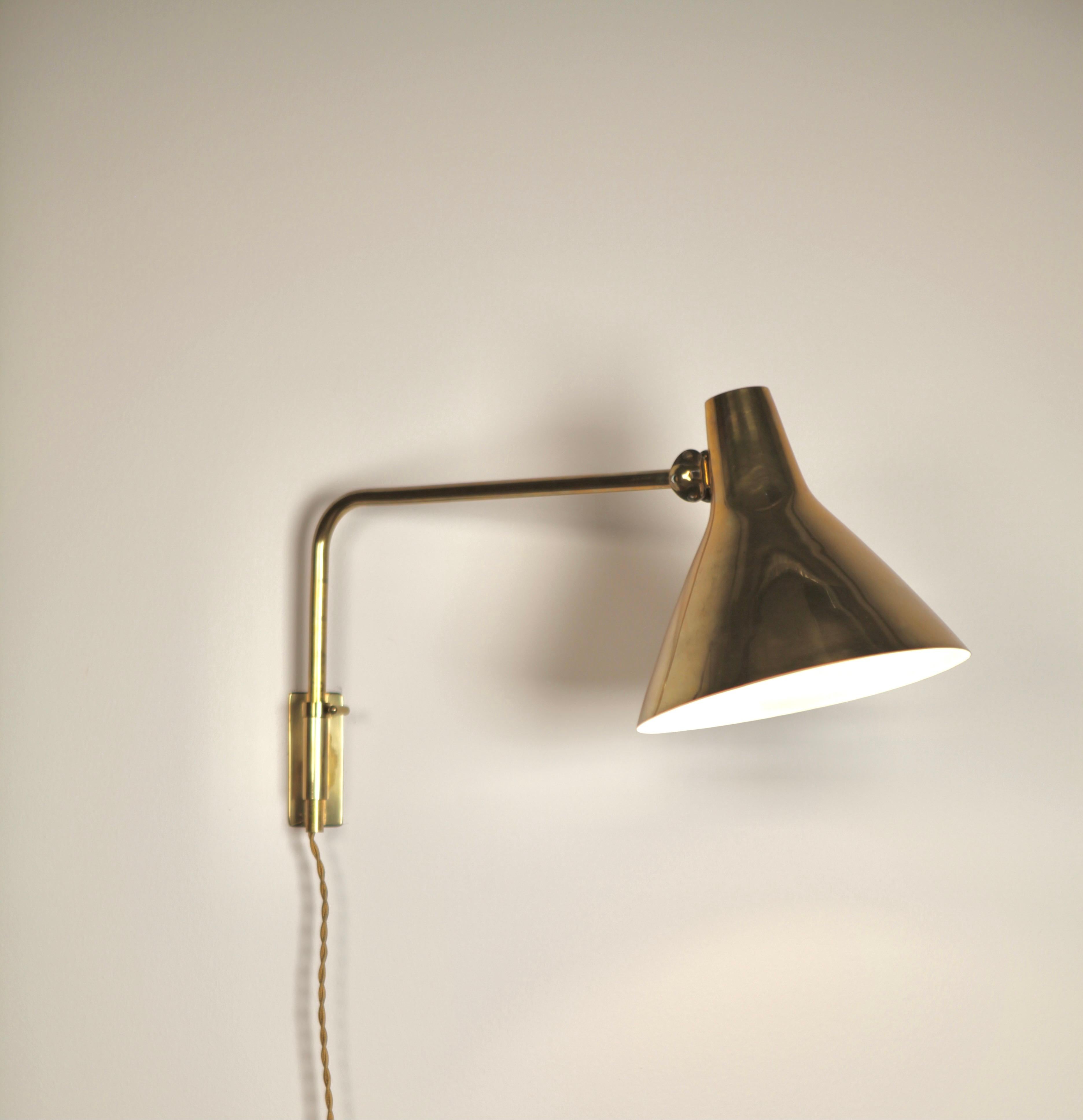Rare adjustable wall light by Paavo Tynell, model 7174.
Manufactured by Taito in Finland, 1950s.
Brass, new rewired.
Great vintage condition.