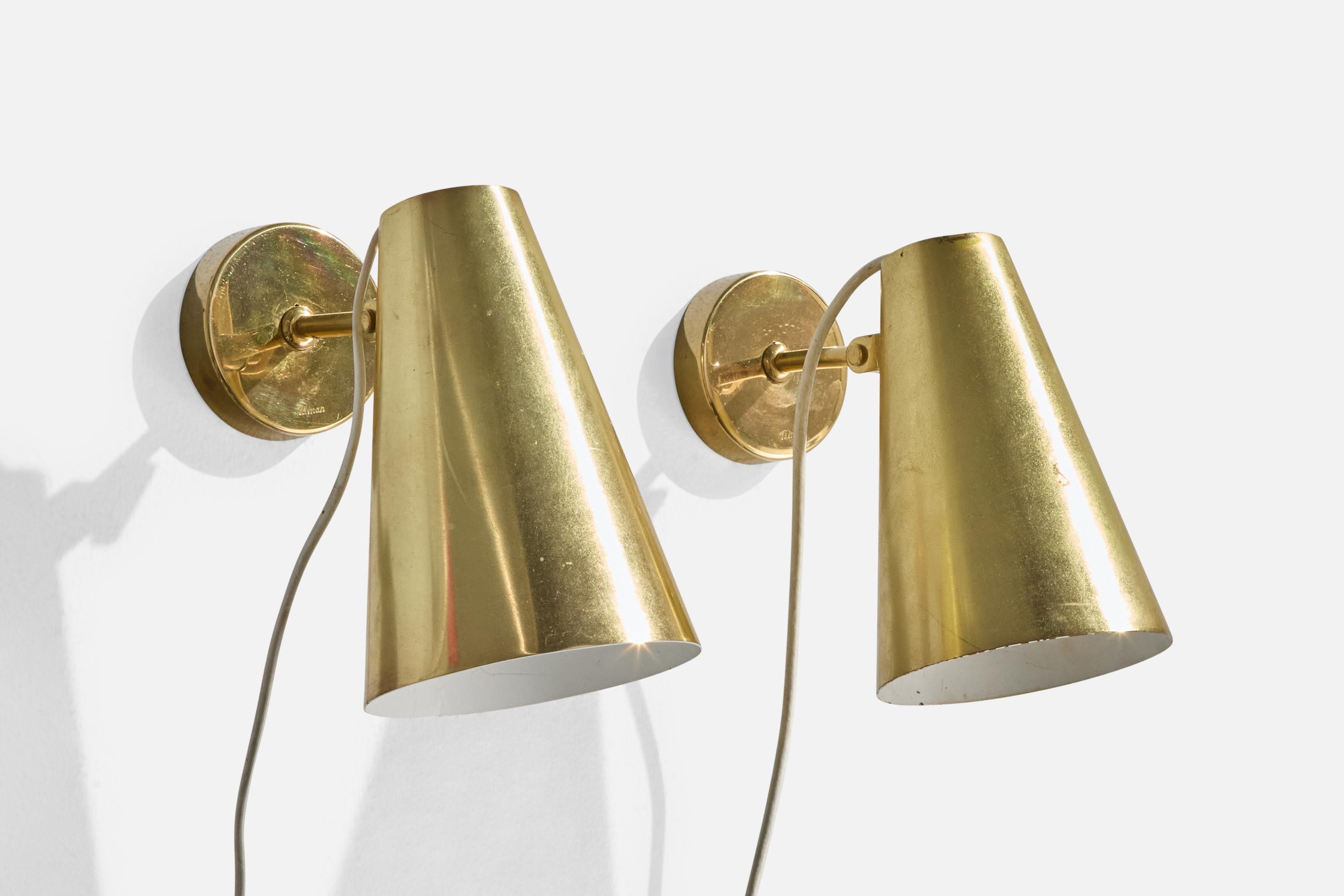 Pareja de apliques regulables de latón, modelo A4, diseñados por Paavo Tynell y fabricados por Idman, Finlandia, c. 1950.

Presenta una oxidación y arañazos muy ligeros.

Dimensiones totales (en pulgadas): 8