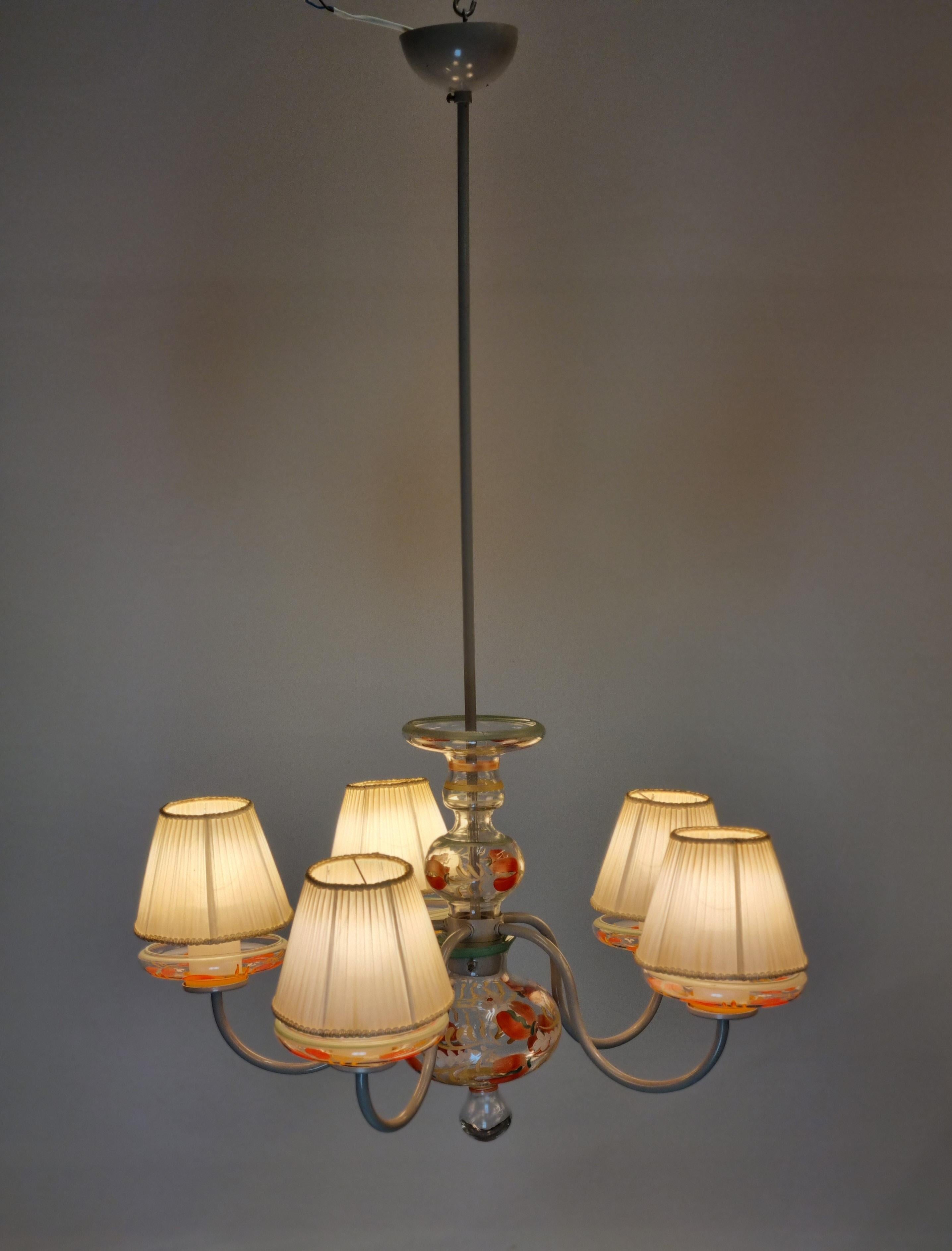 Eine schöne, beruhigende Lampe, die zu einer Vielzahl von Innenräumen passt. Sie ist ein perfektes Beispiel für die vereinfachten Lampen aus der Kriegszeit, die von Paavo Taito und der Glasfabrik Kauklahti hergestellt wurden. Aufgrund der