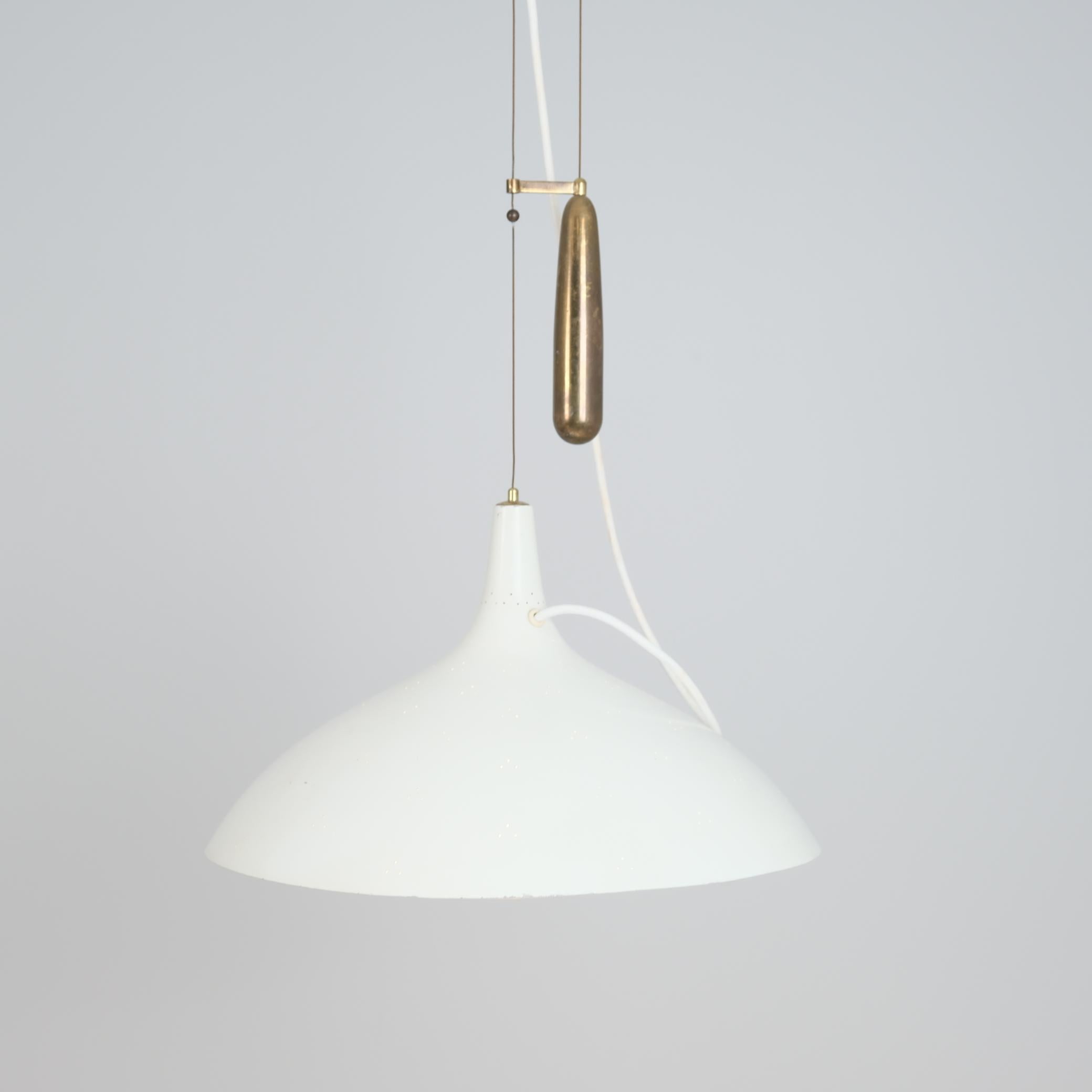 Paavo Tynell Lámpara de Techo Ajustable Perforada Blanca Model 1965, Taito Años 50 en venta 2